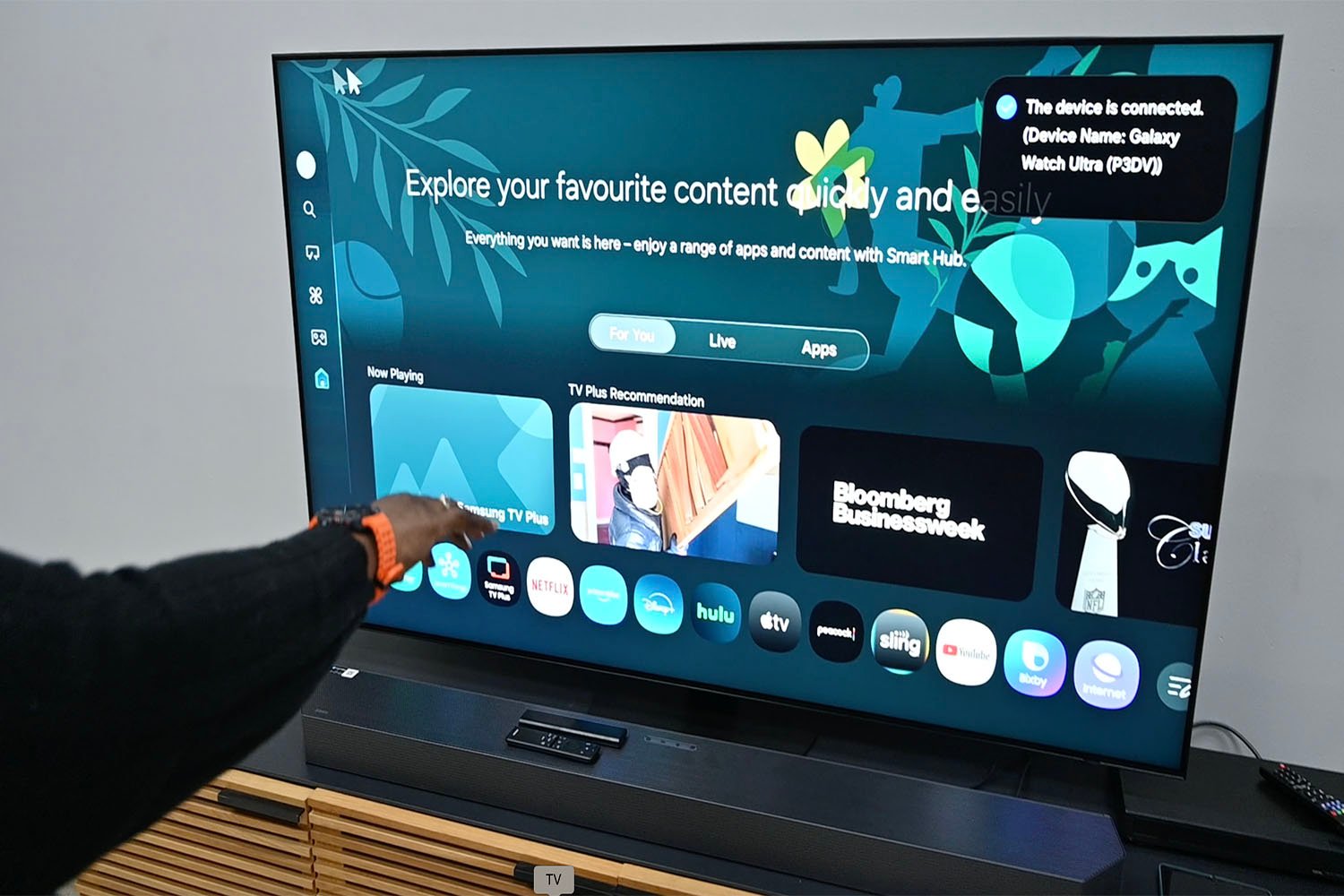 Samsung TV, akıllı saat kontrolü, Galaxy Watch Ultra, QN90F, Neo QLED 4K, hareket kontrolü, televizyon kontrolü, akıllı saat televizyon, teknoloji incelemesi, TV kontrolü, akıllı özellikler, giyilebilir teknoloji
