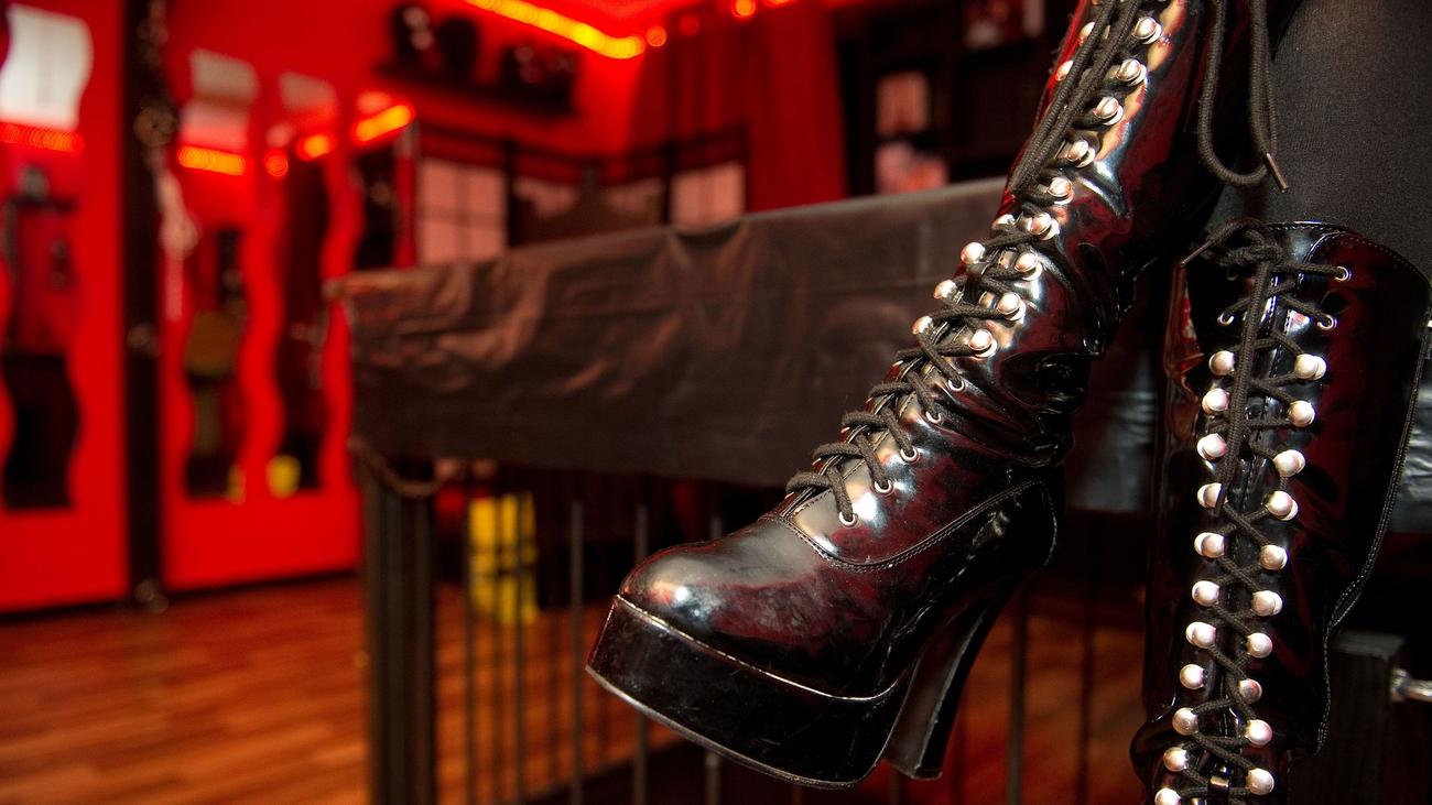 Domina, Steuerhinterziehung, Karlsruhe, Amtsgericht, Steuererklärung, Einkünfte, Sparbuch, Kredit, Rentenversicherung, Zeuge, Vermögensaufstellung, Kontoauszüge, Betrug, Pforzheim, Verfahrenseinstellung, Einkommensteuer, Umsatzsteuer, Gewerbesteuer
