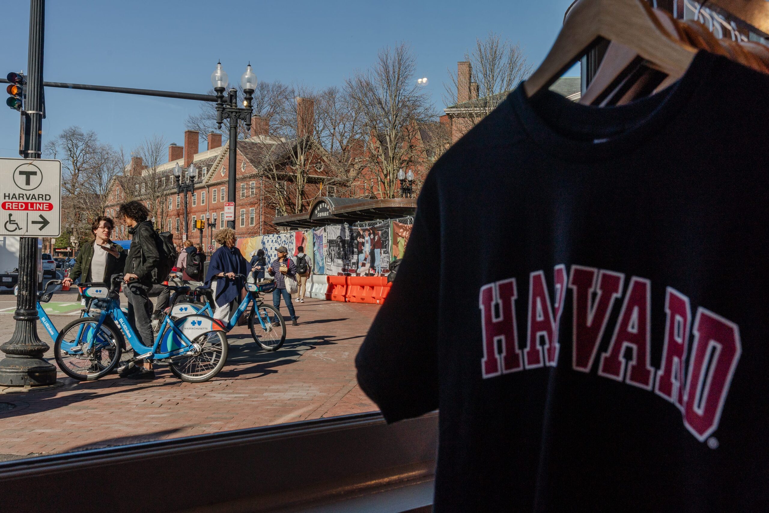 Harvard Üniversitesi, vergi muafiyeti, Donald Trump, IRS, vergi statüsü, yükseköğretim, federal fonlama, bağış, ifade özgürlüğü, siyasi hedefleme, Chuck Schumer, Elizabeth Warren, eğitim, araştırma, siyasi çekişme, Amerikan üniversiteleri, Senato Demokratları, mali yardım, tıbbi araştırma, inovasyon
