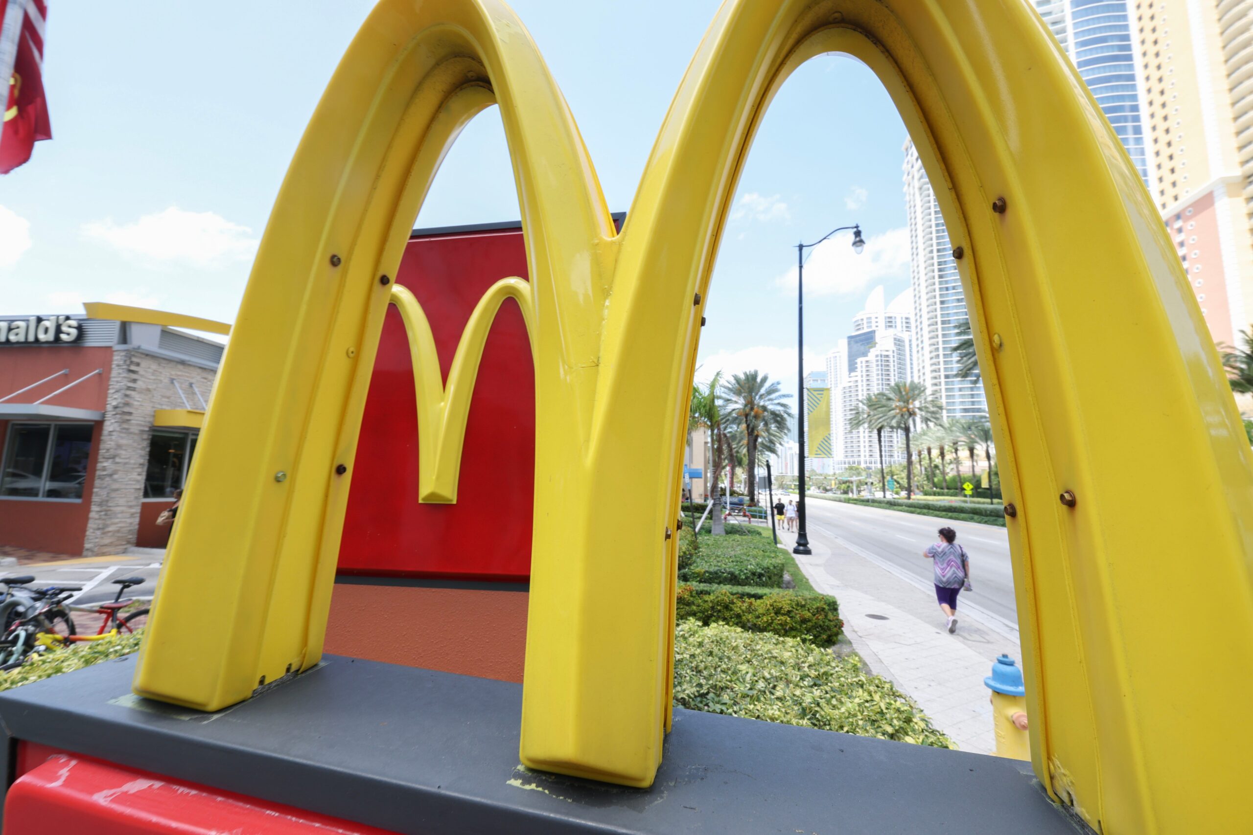 McDonalds, fast food, satış düşüşü, ABD ekonomisi, tarife, enflasyon, Chris Kempczinski, McValue menüsü, ekonomik zorluklar, Taco Bell, KFC, Yum! Brands, Minecraft Movie, fast food zincirleri, düşük gelirli müşteriler, orta gelirli müşteriler, promosyonlar, pazarlama kampanyaları, ekonomik görünüm, ekonomik belirsizlik, zincir kapanışları
