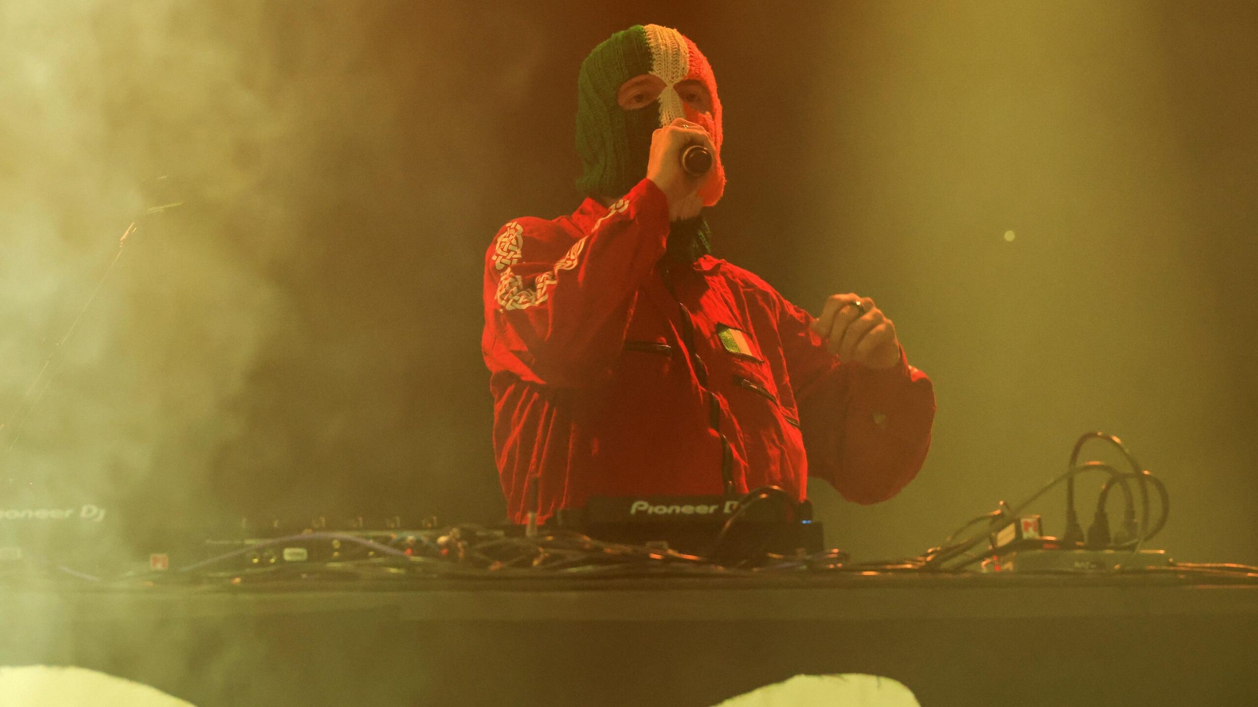 Kneecap, Kuzey İrlandalı rap grubu, terörle mücadele soruşturması, Hamas, Hizbullah, Muhafazakar Parti, milletvekili, şiddete teşvik, Coachella, Filistin, İsrail, boykot, ifade özgürlüğü, müzik, sansür, siyasi baskı, Pulp, Fontaines D.C., Massive Attack, destek mektubu, Belfast, İrlanda, İngiltere, festivaller, iptal, anti-sömürgecilik, İrlanda dili, Birleşik Krallık, Jo Cox, David Amess, cinayet, özür, dezenformasyon kampanyası, bağlam dışı videolar, Kemi Badenoch, Glastonbury, tartışma, Birleşik İrlanda
