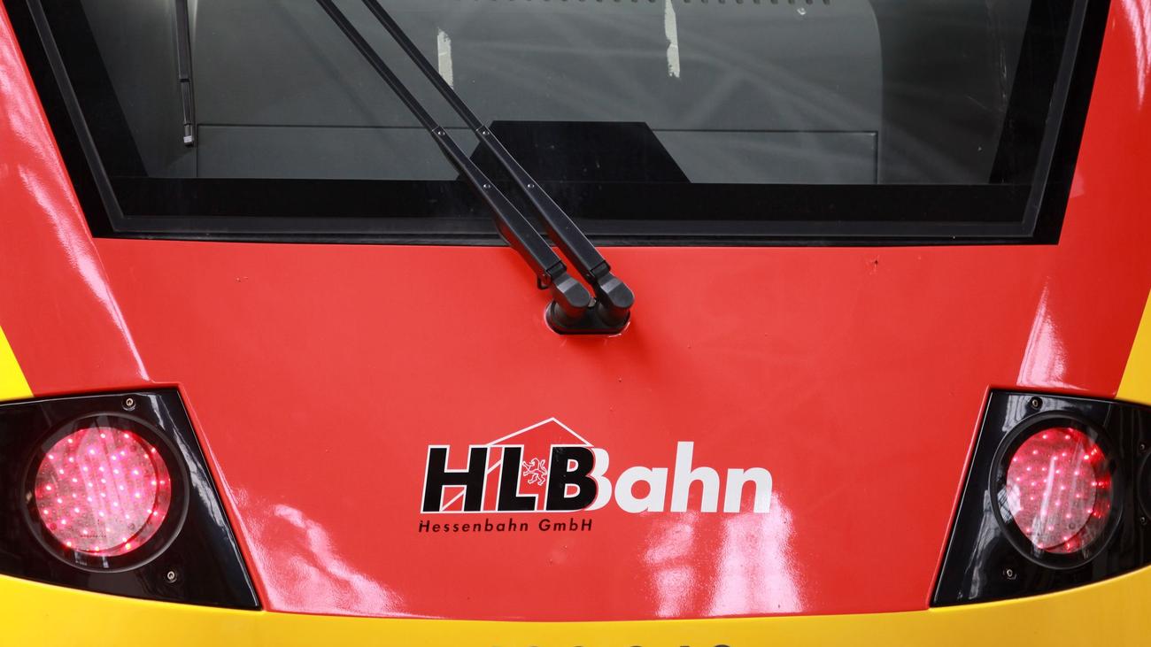 Demiryolu köprüsü, Stockhausen, Lahn-Dill-Kreis, demiryolu hattı kapatılması, bölgesel tren, acil fren, bisiklet, kaza, çocuk, kaçış, tren gecikmesi, Bundespolizei, demiryolu trafiğine tehlikeli müdahale, soruşturma.
