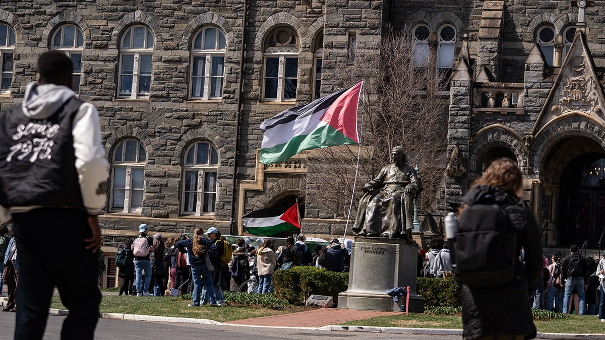 Georgetown Üniversitesi, İsrail, Filistin, yatırım, boykot, öğrenci referandumu, Robert Groves, John DeGioia, anti-semitizm, ifade özgürlüğü, Orta Doğu çatışması, akademik özgürlük, bağış, sosyal sorumluluk, PFLP, terör, Hamas, Trump yönetimi, göçmenlik, ICE, öğrenci protestoları
