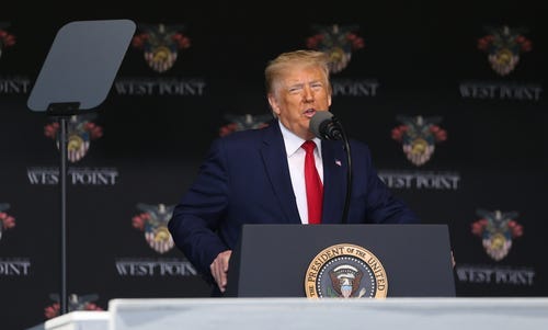 Donald Trump, Alabama Üniversitesi, mezuniyet töreni, konuşma, 1 Mayıs, Coleman Coliseum, Stuart Bell, Nick Saban, canlı yayın, Truth Social, West Point, ikinci dönem, Melina Khan, USA TODAY, üniversite, mezunlar, biletler, protestolar, meta anahtar kelimeler.
