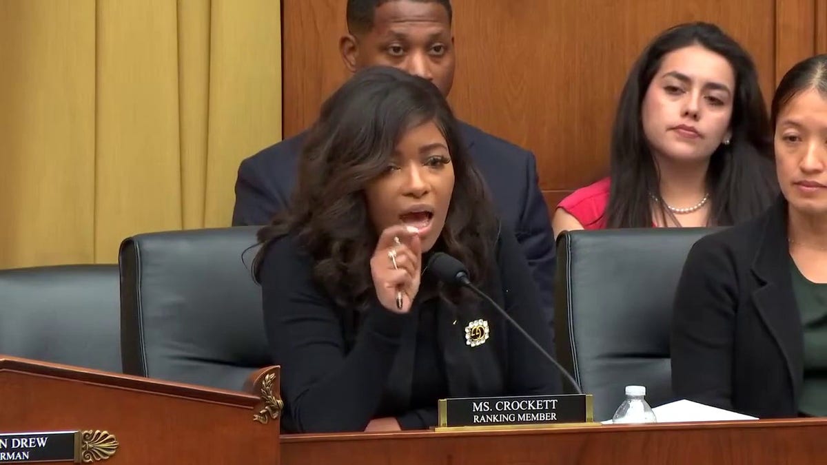 Jasmine Crockett, ABD Temsilciler Meclisi, Demokrat Parti, Teksas, Gerry Connolly, Gözetim Komitesi, Donald Trump, Sınır dışı, Göçmenler, ICE, Greg Abbott, Elon Musk, Ted Cruz, siyaset, seçim, politika, ABD