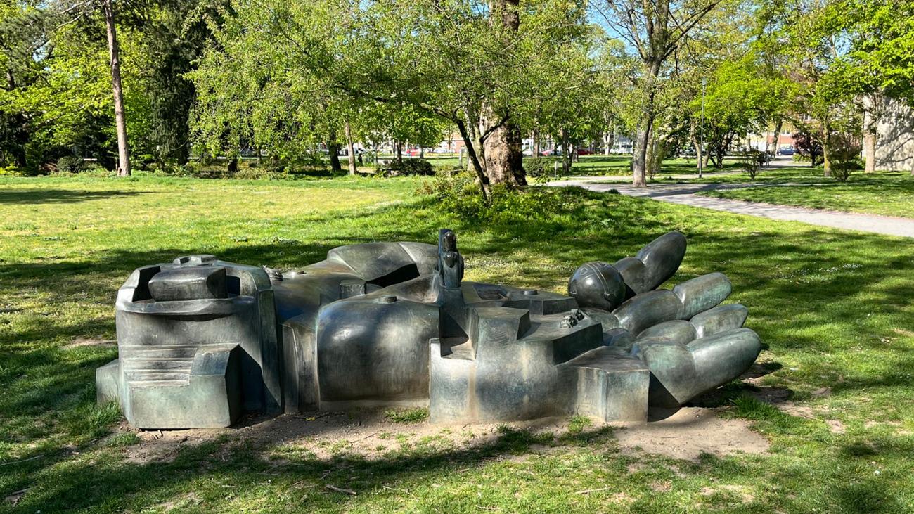 Meta anahtar kelimeler: Duisburg, Lehmbruck Müzesi, Immanuel-Kant-Parkı, Eduardo Paolozzi, Egypt / Ägypten, heykel hırsızlığı, sanat eseri hırsızlığı, bronz heykel, metal hırsızlığı, Kriminalpolizei, soruşturma, sanat, müze, Immanuel-Kant-Parkı, Almanya, haberler, sanat piyasası, çalınan heykel, değerli sanat eseri
