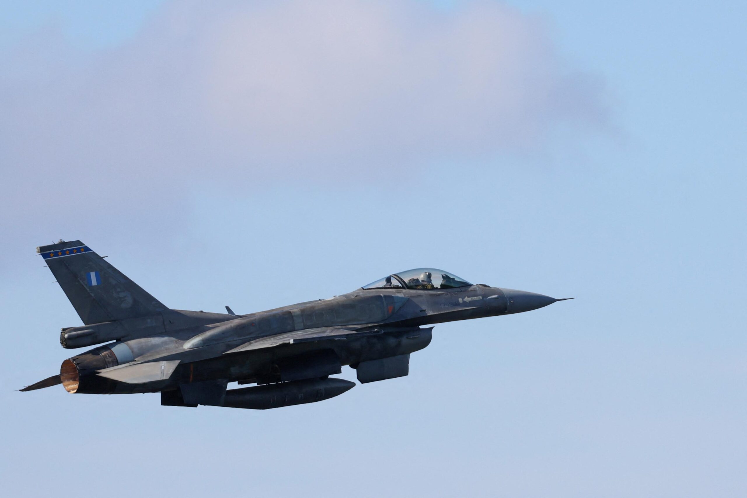 F-16, Ukrayna, Amerika Birleşik Devletleri, Donald Trump, Joe Biden, askeri yardım, eğitim, yedek parça, silah satışı, Ukrayna ordusu, Rusya, savaş, savunma, havacılık, pilot eğitimi, füze savunma, ABD-Ukrayna ilişkileri, jeopolitik, dış politika
