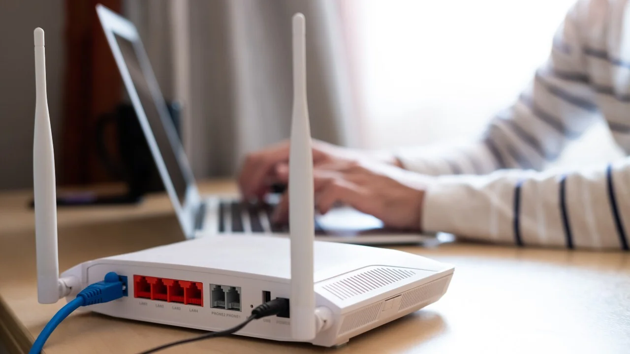 router kiralama, router satın alma, internet sağlayıcı router, Wi-Fi performansı, router karşılaştırması, kablosuz ağ, modem, ağ ayarları, internet hızı, teknik destek, Comcast router, Spectrum router, Cox router, otomatik güncelleme, mesh Wi-Fi, güvenlik özellikleri, ebeveyn kontrolü, uzun vadeli maliyet, tri-band router, QoS ayarları, firmware güncellemesi, ağ yönetimi, kullanıcı tercihi, bilinçli karar, cihaz yükseltme sıklığı, ağ sahipliği

