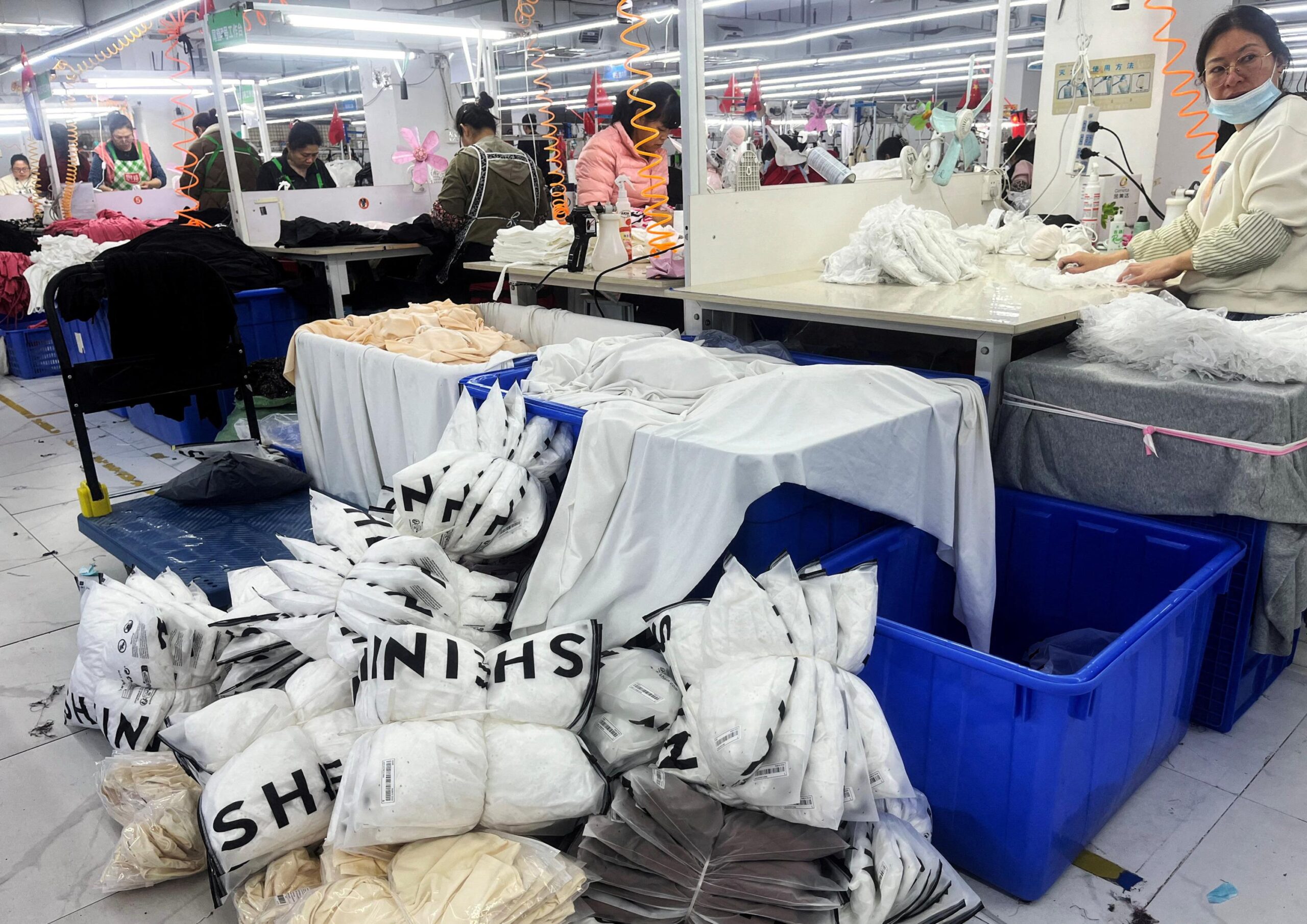 Çin, Amerika Birleşik Devletleri, gümrük vergisi, de minimis, Temu, Shein, AliExpress, e-ticaret, ticaret savaşı, ithalat, Alibaba, PDD, JD.com, Donald Trump, Fransa, Avrupa Birliği, küçük paketler, vergilendirme, gümrük ücretleri
