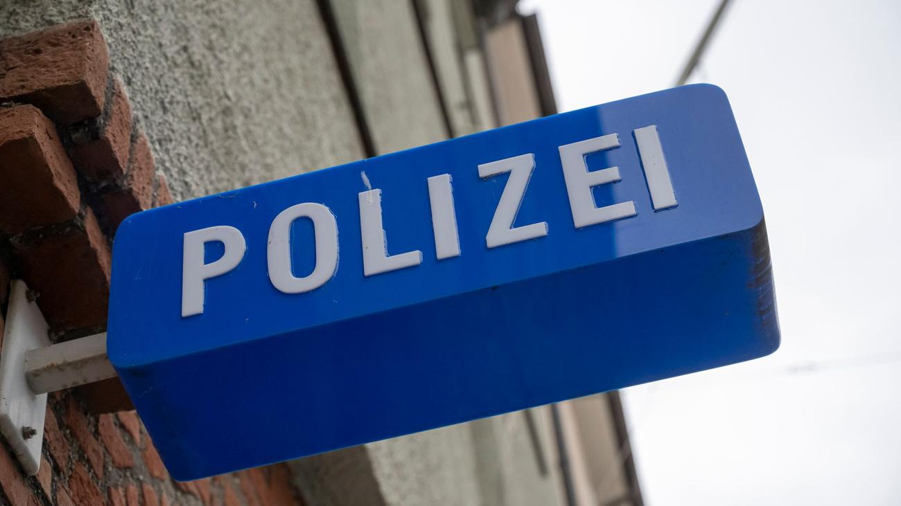 kayıp, kayıp anne, kayıp bebek, Leer, Ostfriesland, Almanya, polis, kamuya açık arama, sağlık tehlikesi, kayıp şahıs, Nordenham, Wilhelmshaven, tren, 18 yaşında, 7 aylık bebek, diş teli, koyu sarı saç, kızıl tonlu saç, acil durum, güvenlik, haber, güncel, son dakika, arama ilanı
