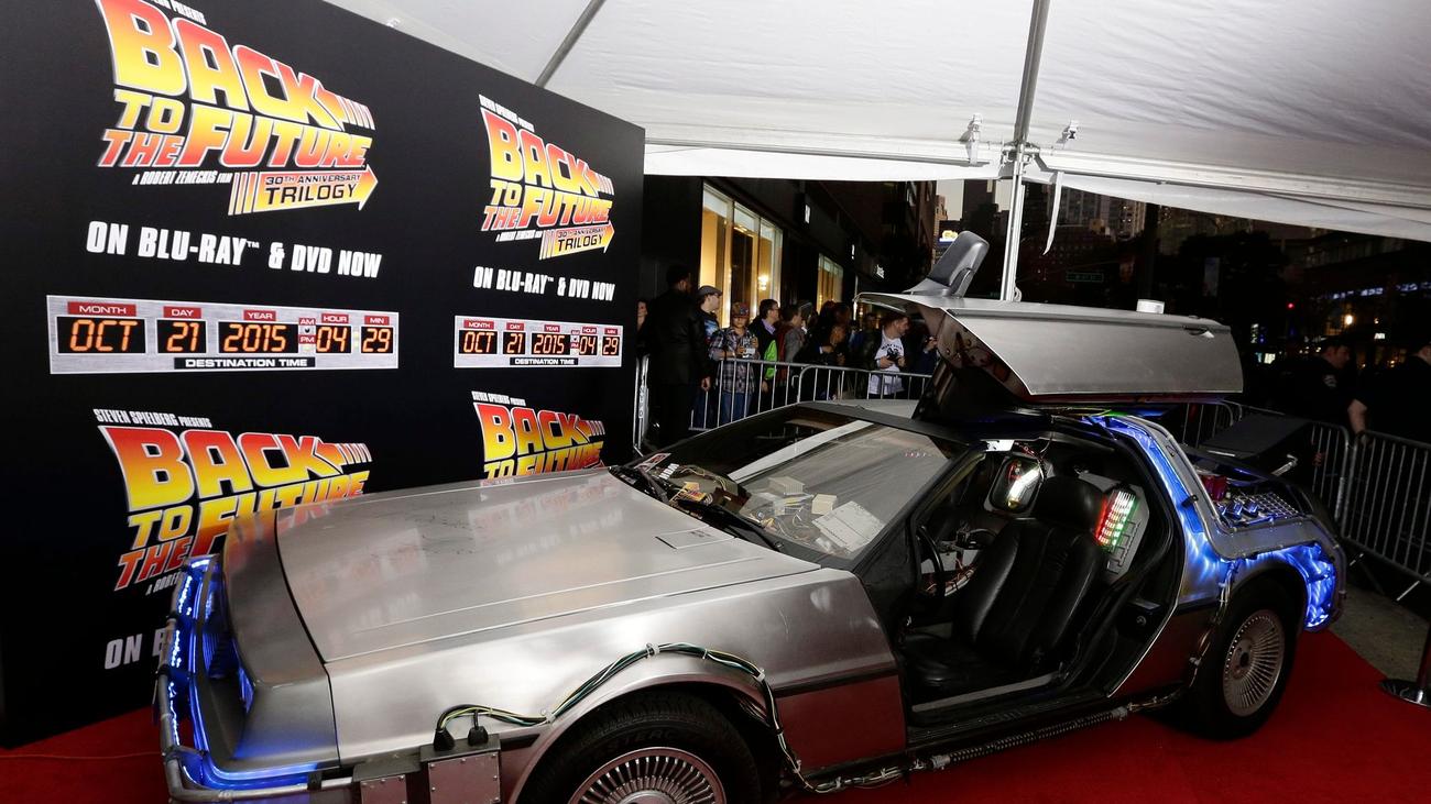 Müzikal, Geri Dönüş Geleceğe, Almanya prömiyeri, Hamburg, Stage Entertainment, zaman yolculuğu, DeLorean, Marty McFly, Doc Brown, Michael J. Fox, Christopher Lloyd, & Julia, Operettenhaus, Reeperbahn, 1985 filmi, bilim kurgu komedisi, müzikal tiyatro, müzik, eğlence, etkinlik, bilet, gösteri, Der König der Löwen, MJ - Das Michael Jackson Musical, Hercules, Neue Flora, West End
