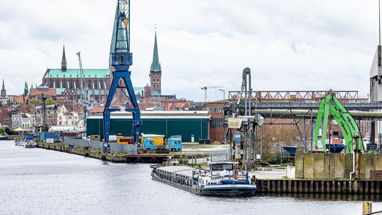 Here are some meta keywords in Turkish for the article, separated by commas:

Schleswig-Holstein limanları, liman altyapısı, liman yenileme, liman yatırım, SSW, Sybilla Nitsch, altyapı fonu, Kiel limanı, Lübeck limanı, Brunsbüttel limanı, Flensburg limanı, Helgoland limanı, Rendsburg limanı, Pellworm limanı, Hooge limanı, Husum limanı, Glückstadt limanı, Skandikai, Dagebüll limanı, Wyk auf Föhr limanı, sınır ticareti, İskandinavya, demiryolu bağlantısı, sıvılaştırılmış gaz terminali, LNG, deniz tedariki, Helgoland Dünenhafen, Westküste
