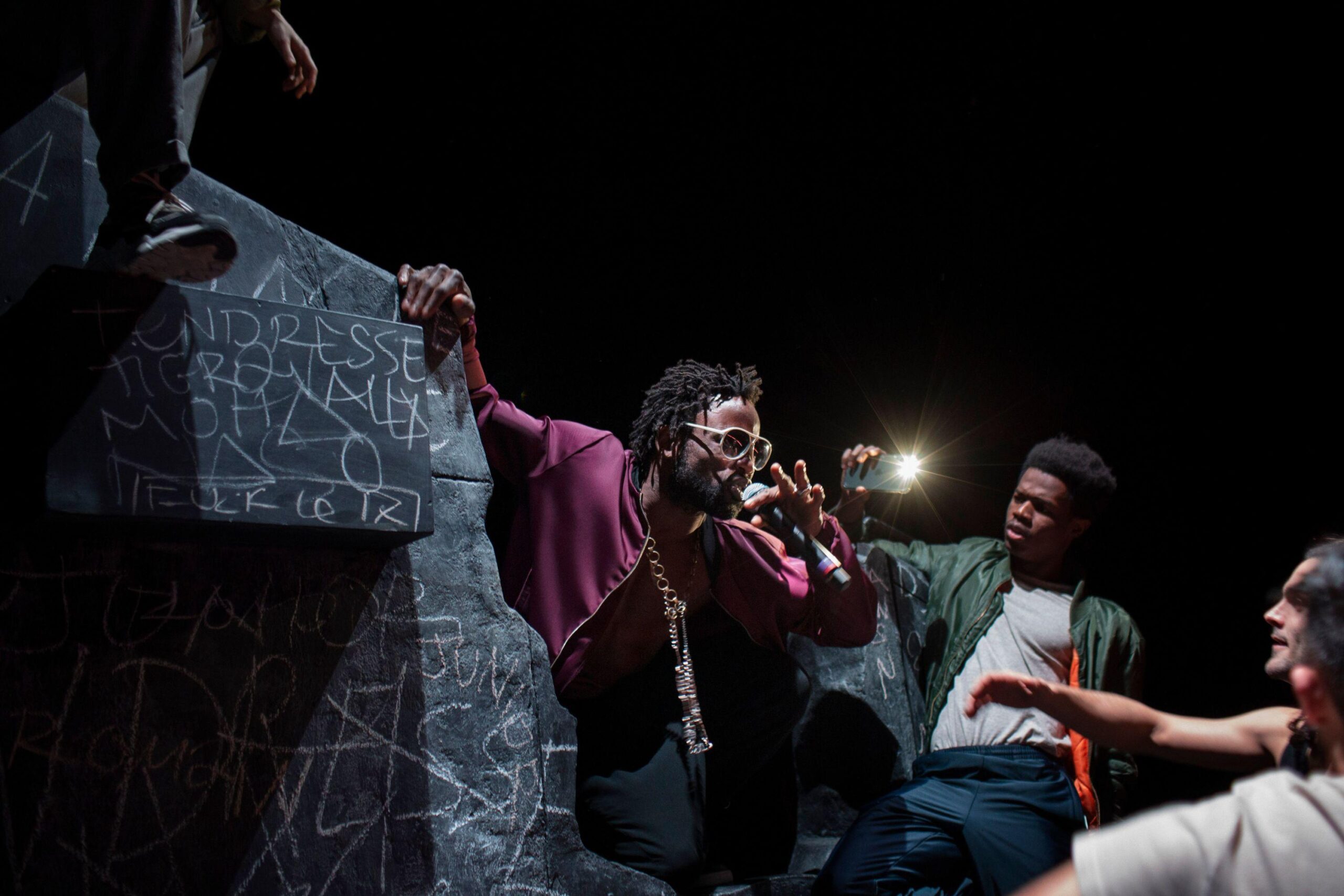 Tiyatro, La Tendresse, Julie Berès, Kevin Keiss, MeToo, erkeklik, cinsiyet, performans, dans, hip-hop, kramp, toplumsal cinsiyet rolleri, patriyarki, gençlik, toplum, Bouffes Parisiens, Paris, gösteri, eleştiri, sanat
