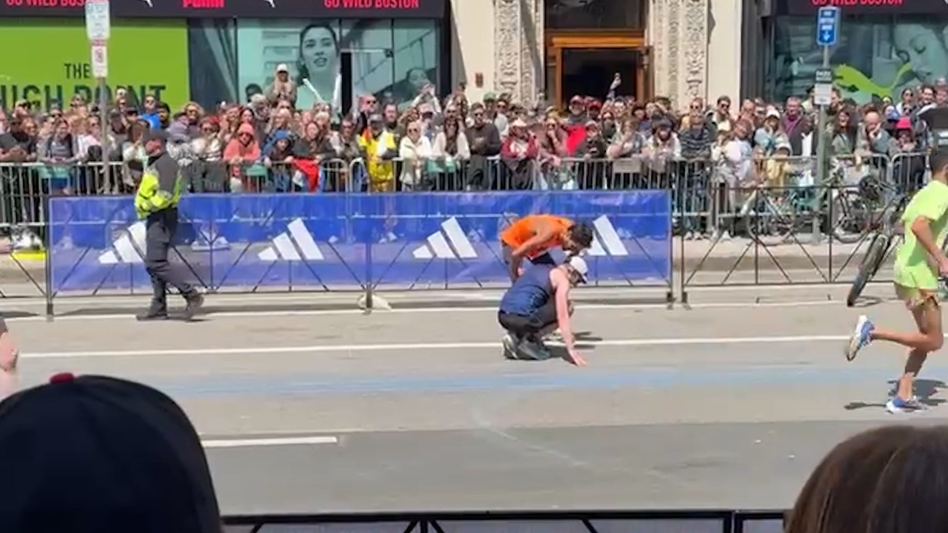 Boston Maratonu, spor, insanlık, iyilik, fedakarlık, yardım, viral video, TikTok, haberler, ilham verici, olumlu, Brezilyalı koşucu, koşucu, bitiş çizgisi, Lucia R. Kempton, Pedro Arieta

