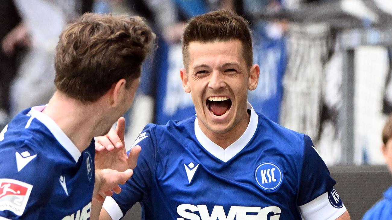 Karlsruher SC, Marvin Wanitzek, Christian Eichner, 2. Bundesliga, 1. FC Kaiserslautern, Güneybatı Derbisi, futbol, Wildpark, promosyon yarış, kaptan, anahtar oyuncu, gol, asist, seyirci, toplu taşıma
