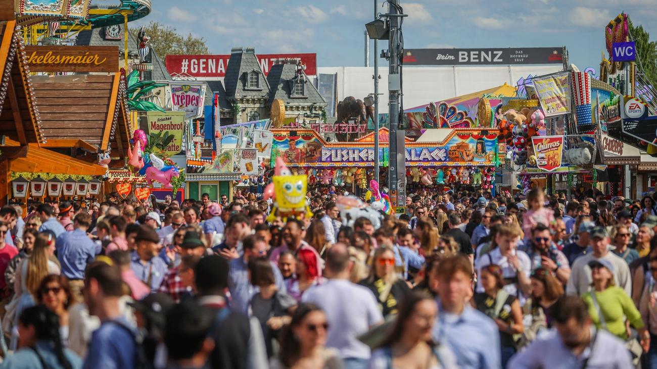 Stuttgart Frühlingsfest, Wasen, Volksfest, Stuttgart, Deutschland, Veranstaltungen, Fahrgeschäfte, Festzelte, Familie, Tourismus, Freizeit, Musikfeuerwerk, Krämermarkt, Bierpreise, V-Maxx, Booster, Super Rutsche, Bellevue, Aeronaut, Fortress Tower, Handball-EM, Masters of Dirt, VfB Stuttgart, FC Augsburg
