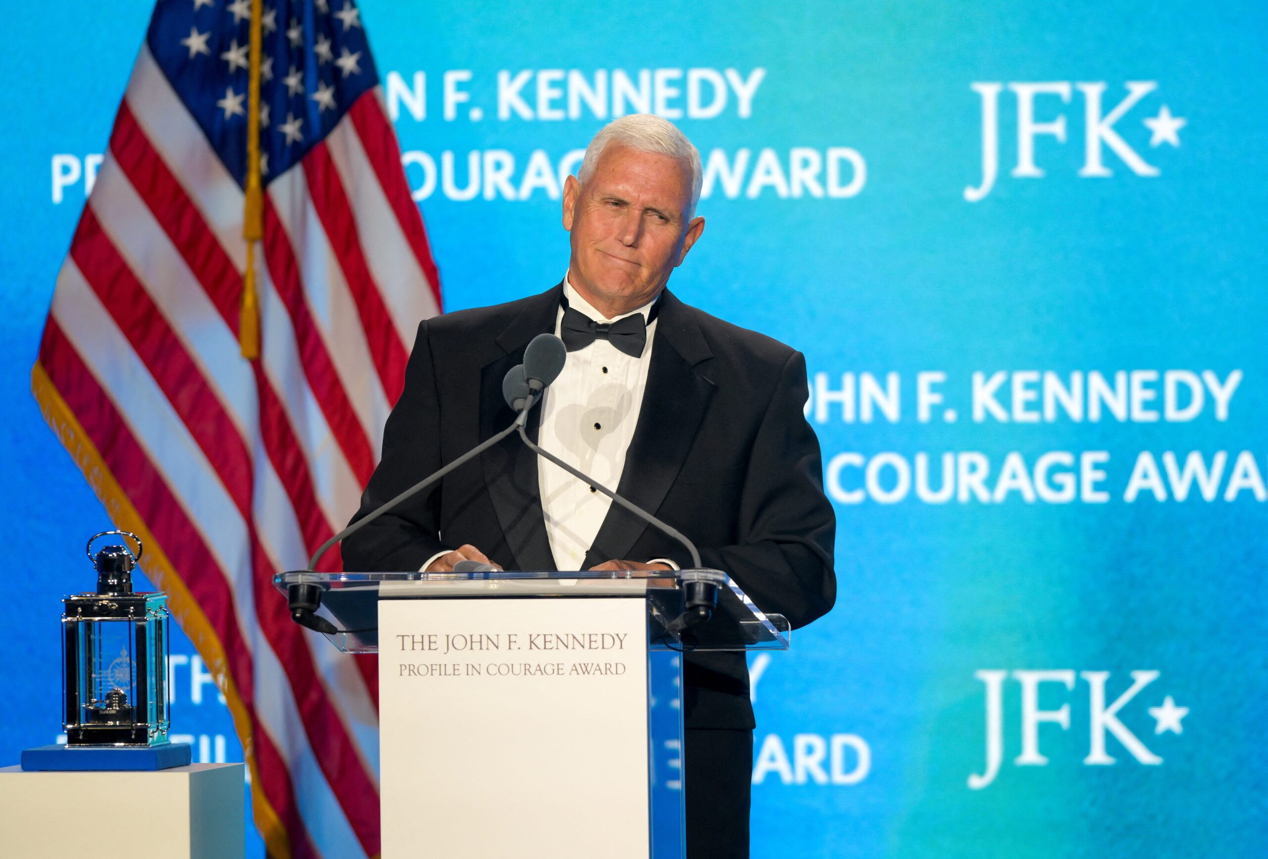 Mike Pence, John F. Kennedy Profile in Courage Award, 2020 Seçimi, 6 Ocak, Donald Trump, Joe Biden, Kongre Sertifikasyonu, Caroline Kennedy, Jack Schlossberg, John F. Kennedy Presidential Library and Museum, Siyasi Cesaret, Barışçıl Güç Devri, ABD Anayasası, Cumhuriyetçi Parti, 2023 Başkanlık Seçimi, Ocak 6 Trajedisi, Demokrasi
