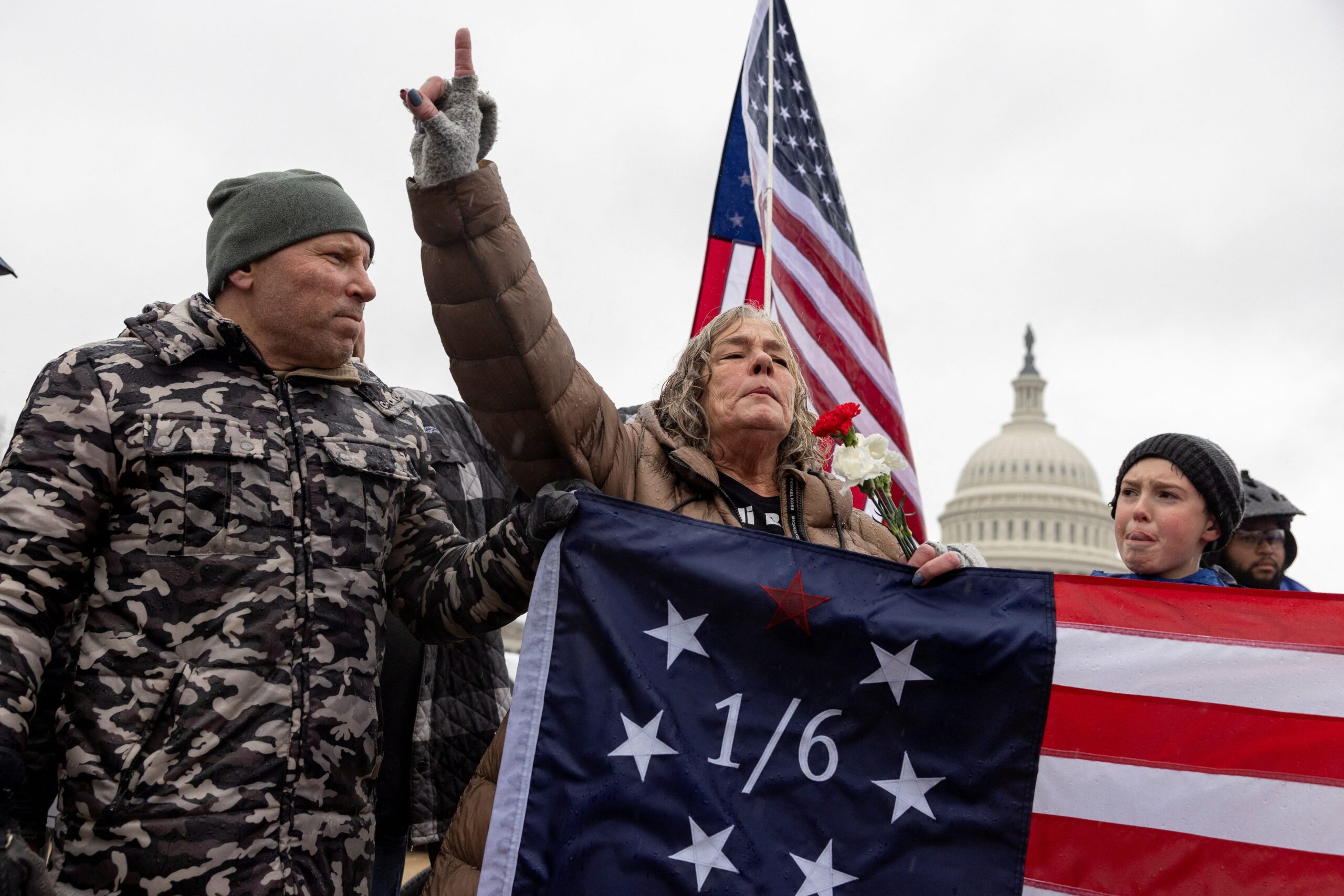 Ashli Babbitt, Trump, 6 Ocak, Capitol Baskını, dava, anlaşma, Michael Byrd, Micki Witthoeft, Biden, adalet bakanlığı, hükümet ihmali, trafik ihlali, af, siyasi şiddet, ABD Capitol Polisi, seçim sertifikası, yanlış ölüm, Washington Post, CBS Haberleri, dava çözümü
