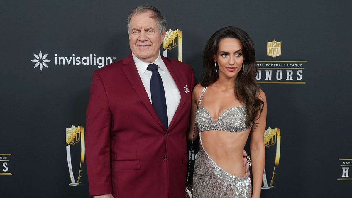 Bill Belichick, Jordon Hudson, Peter King, emeklilikten dönüş, kitap tanıtımı, medya eleştirisi, PR felaketi, CBS röportajı, yanlış anlatı, spor haberleri, NFL, New England Patriots, Tony Dokoupil, Fox News, Spor Medyası ile Richard Deitsch, Bill Belichick'in kitabı, Peter King'in emekliliği, Jordon Hudson'ın rolü, medya ilişkileri, halkla ilişkiler, futbol, spor