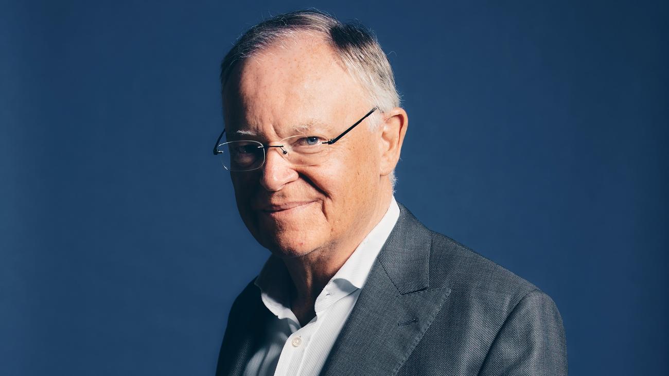 Stephan Weil, Ministerpräsident, Kuriositäten, Sammelstücke, Konferenztisch, Karl Marx, Das Kapital, Radiergummi, Ampelkreisel, Rot Gelb Grün, Lobkarte, Mobbing, Mitarbeiter, Politik, Deutschland, Niedersachsen
