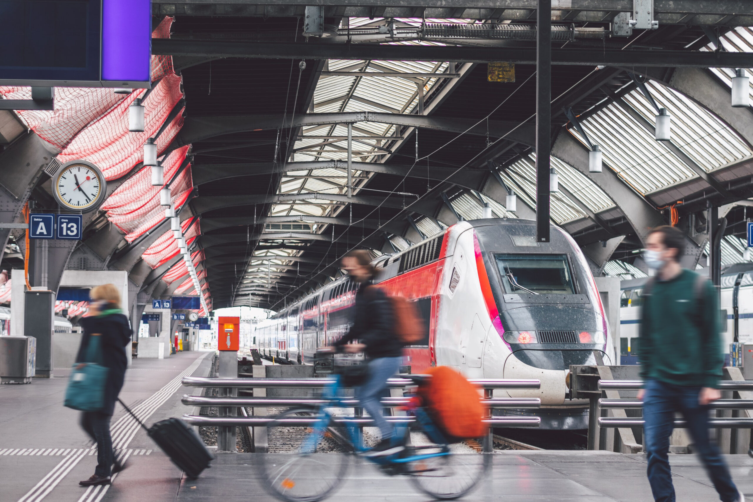 Fransa, SNCF, grev, 8 Mayıs, tatil, seyahat, tren, ulaşım, CGT-Cheminots, Sud-Rail, iptal, erteleme, uçak, araba, Philippe Tabarot, aksaklık, belirsizlik, abonelik, TGV Max, Sophie Binet, müzakere
