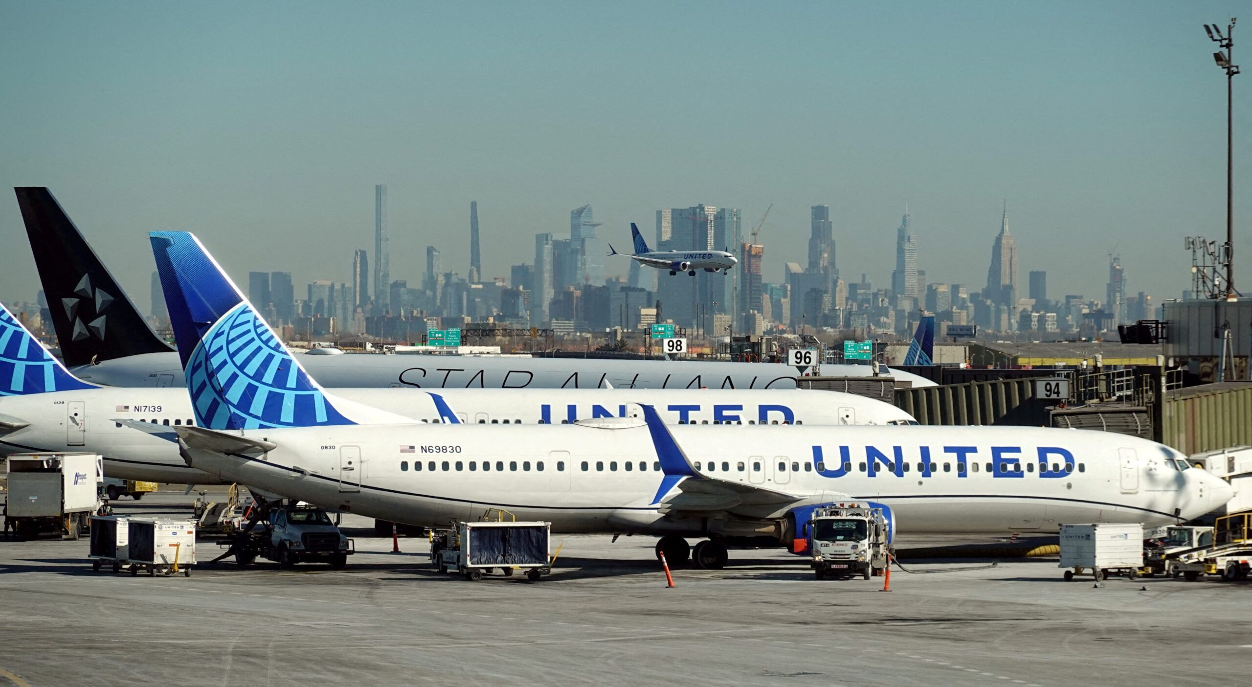 United Airlines, Newark Havalimanı, uçuş iptalleri, hava trafik kontrol, FAA, Scott Kirby, Sean Duffy, Chris Rocheleau, uçuş gereksinimleri, hava trafik kontrolörleri, gecikmeler, aksamalar, altyapı, personel eksikliği
