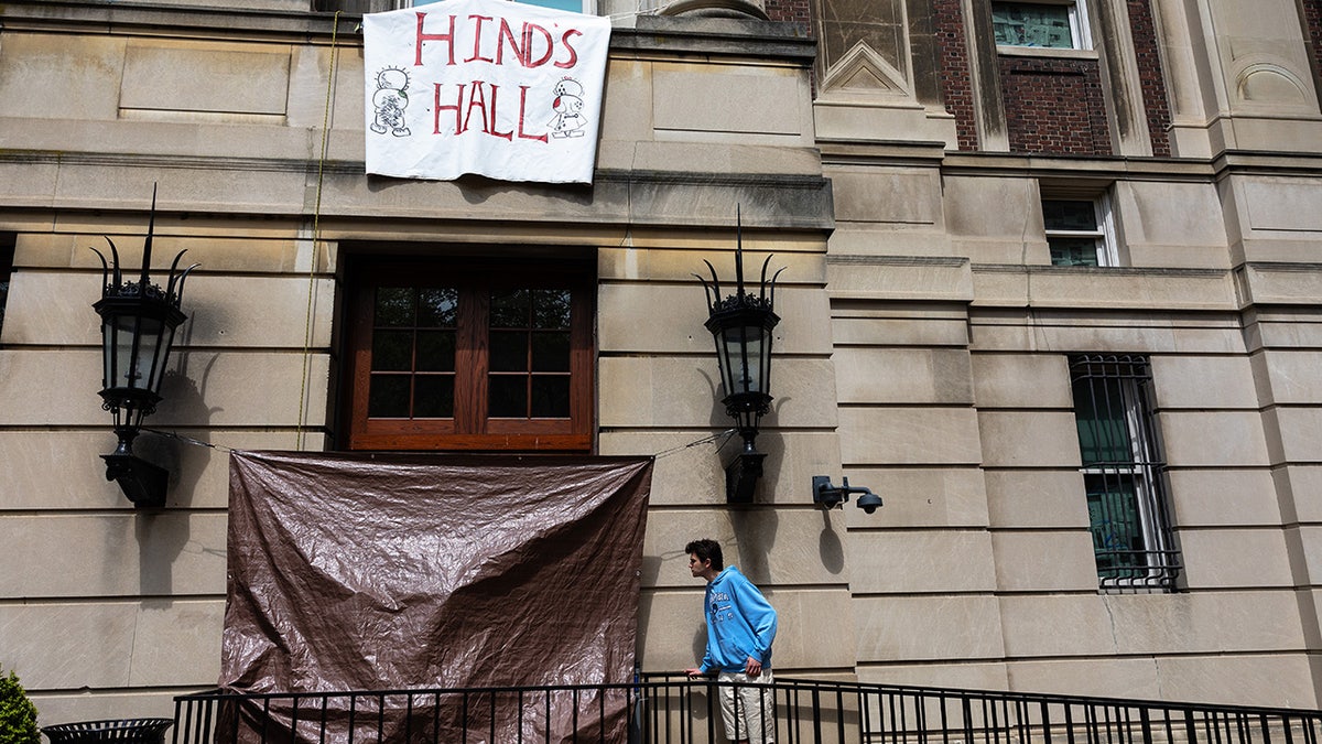 Fox News, Antisemitizm, Yahudi karşıtlığı, Columbia Üniversitesi, İsrail, Filistin, Doug Emhoff, Donald Trump, Holokost, Hamas, Rehineler, Romi Gonen, Kneecap, Müzik, Coachella, Mohsen Mahdawi, Göçmenlik ve Gümrük Muhafaza (ICE)
