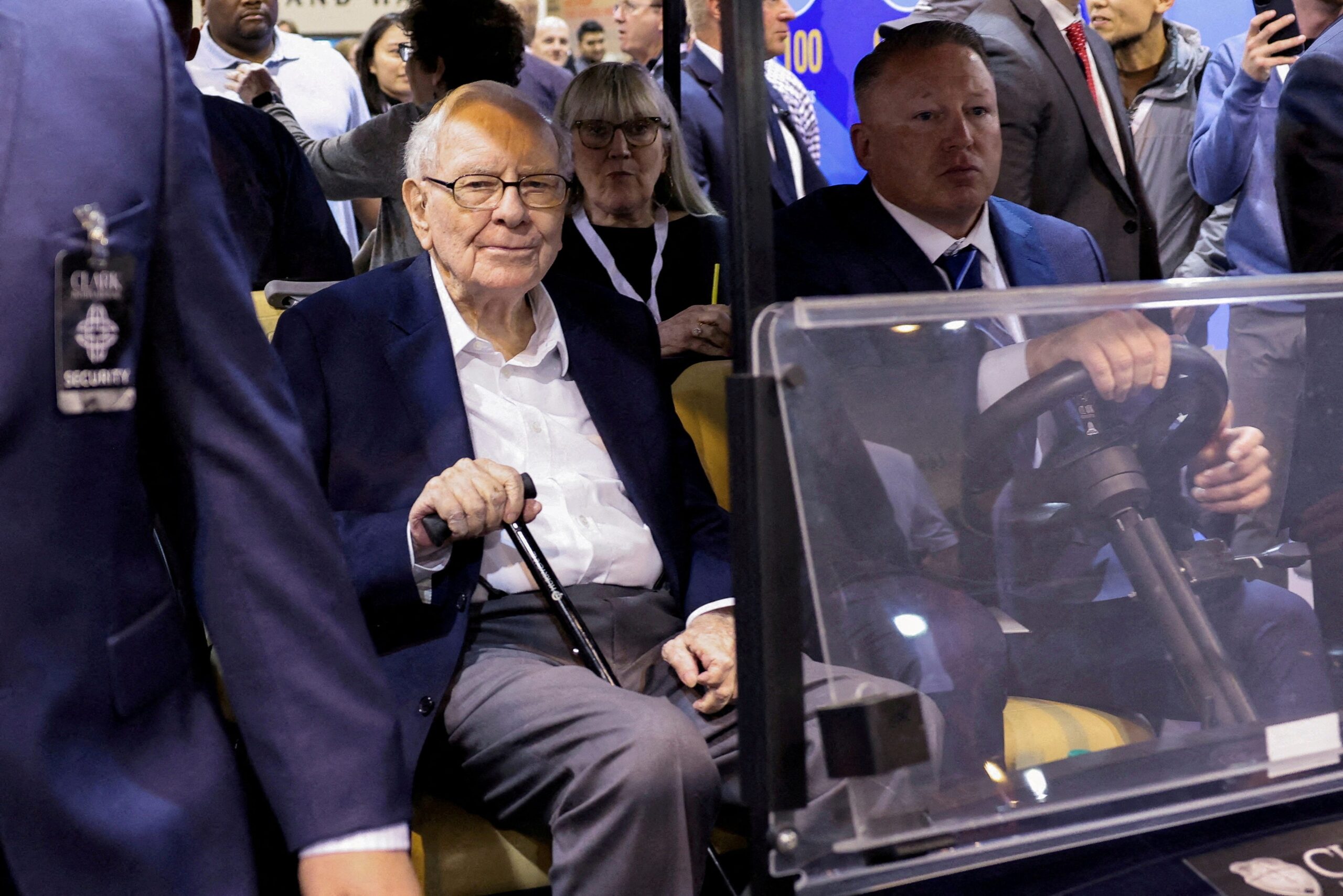 Warren Buffett, Berkshire Hathaway, Greg Abel, CEO, yatırım, hisse senedi, finans, iş dünyası, Omaha, yıllık toplantı, devralma, liderlik, değişim, borsa, ikon, halefiyet, Warren Buffett emekli oluyor, Berkshire Hathaway hisse düşüşü, Greg Abel CEO oluyor, Warren Buffett başkan olarak kalıyor, uzun vadeli yatırım, değer yatırımı, şirketin kültürü, Berkshire Hathaway portföyü, Greg Abel biyografisi, Warren Buffett mirası, Warren Buffett'ın çocukları, Howard Buffett, Ajit Jain, Geico, BNSF, Dairy Queen, Sees Candies
