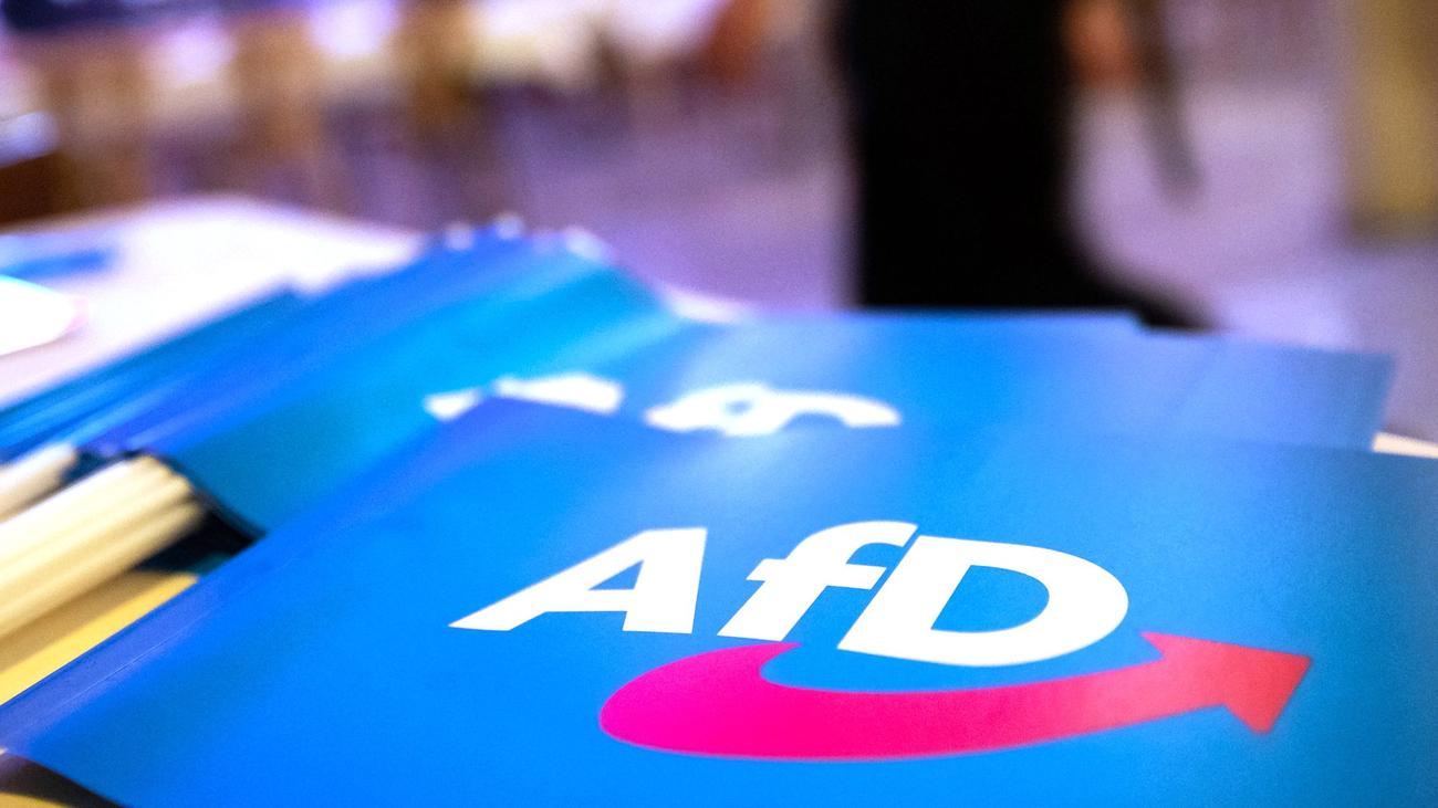 AfD, Almanya için Alternatif, aşırı sağcılık, yasaklama süreci, Brandenburg, Katrin Lange, Anayasa Koruma Dairesi, aşırı sağcı şüphe, Maja Wallstein, Uwe Adler, Jan Redmann, René Springer, Anayasal düzen, siyasi mücadele, iç istihbarat servisi, seçim sonuçları, siyasi rekabet
