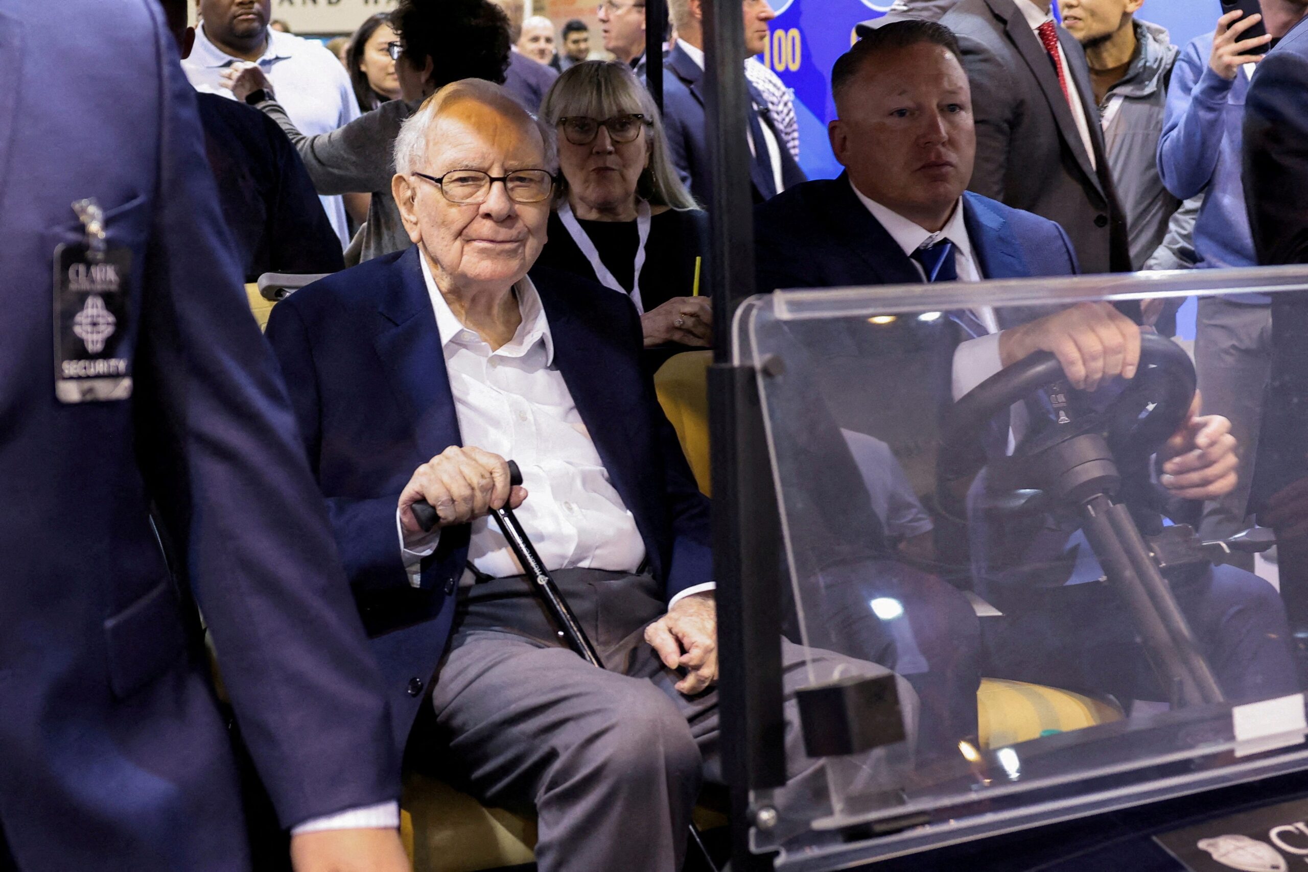 Warren Buffett, Berkshire Hathaway, Greg Abel, CEO değişimi, emeklilik, hisse senedi, yatırım, Omaha, Nebraska, yıllık toplantı, iş dünyası, şirket yönetimi, CEO, Yönetim Kurulu Başkanı

