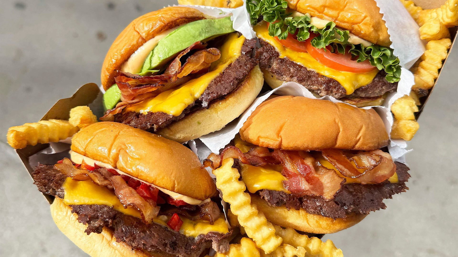 Shake Shack, National Burger Month, bedava burger, burger fırsatları, Mayıs ayı kampanyaları, fast food, online sipariş, BURGERMONTH promo kodu, burger günü, ABD kampanyaları, Shake Shack uygulaması, fast casual restoran