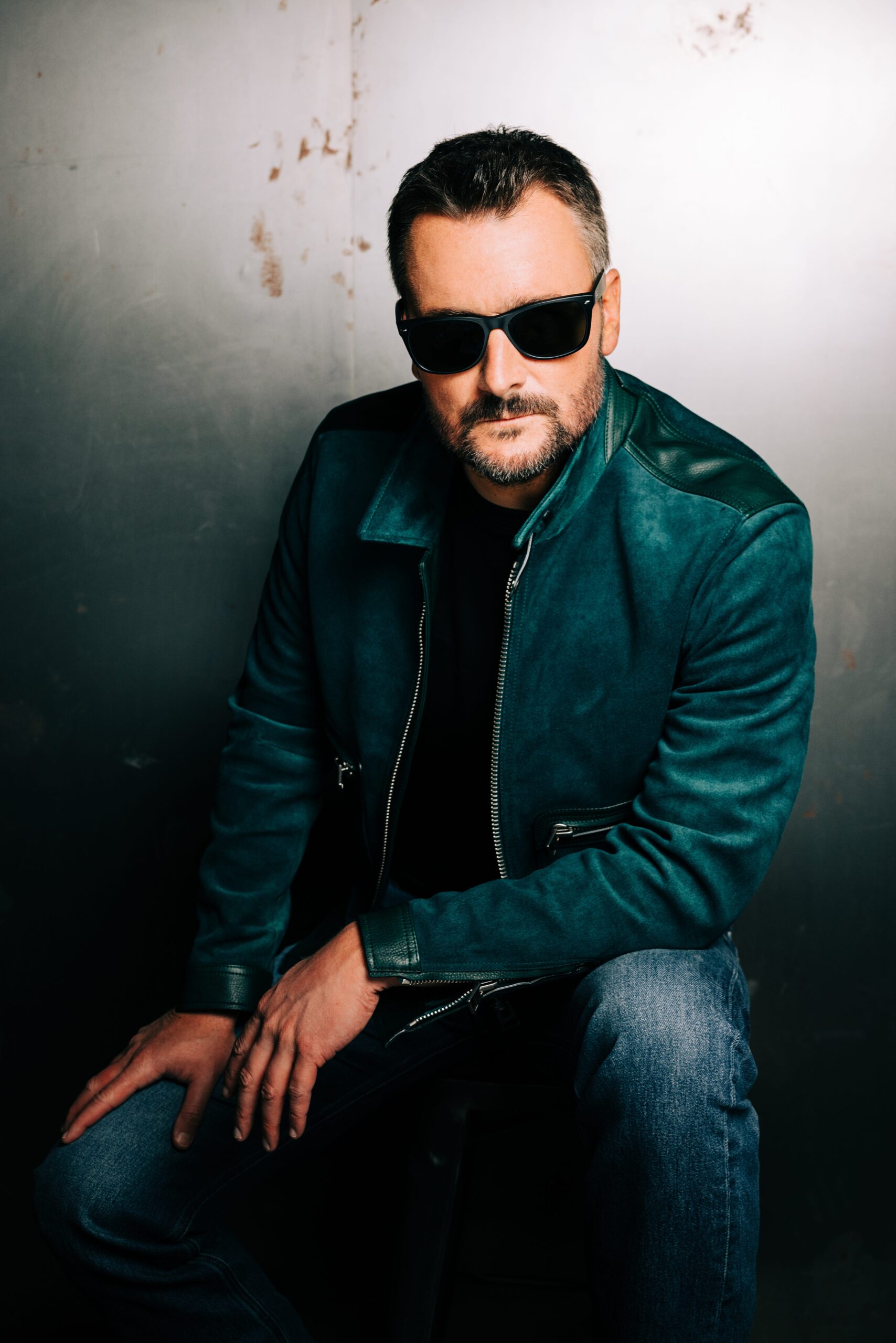Eric Church, Evangeline vs. the Machine, Free the Machine tour, country music, konser, yeni albüm, röportaj, müzik endüstrisi, teknoloji, yaratıcılık, Stagecoach, silahlı şiddet, Nashville, Covenant School, hayır işleri, Kuzey Carolina, Bryan Adams, AC/DC, Bob Marley, Meat Loaf, Elle King, Marcus King Band, Wesley Godwin, sanatçı, müzik, albümler, şarkılar, politika, sosyal medya, hayranlar, müzik tüketimi, müzik etkisi, Route 91 Harvest Festival, dark glasses, müzik referansları, klasik şarkılar, müzik kahramanları
