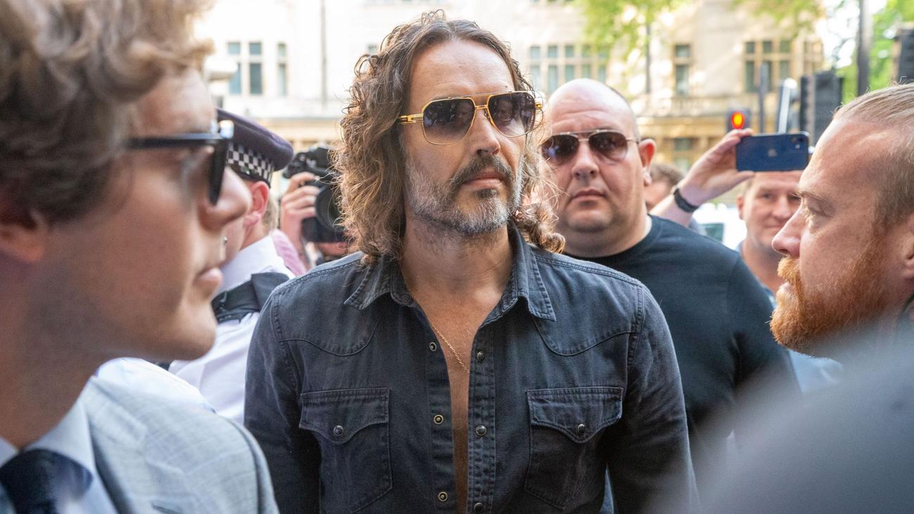 Russell Brand, tecavüz suçlaması, mahkeme, dava, İngiltere, aktör, ünlüler, Katy Perry, adli süreç, cinsel saldırı, suçlama, soruşturma, Old Bailey
