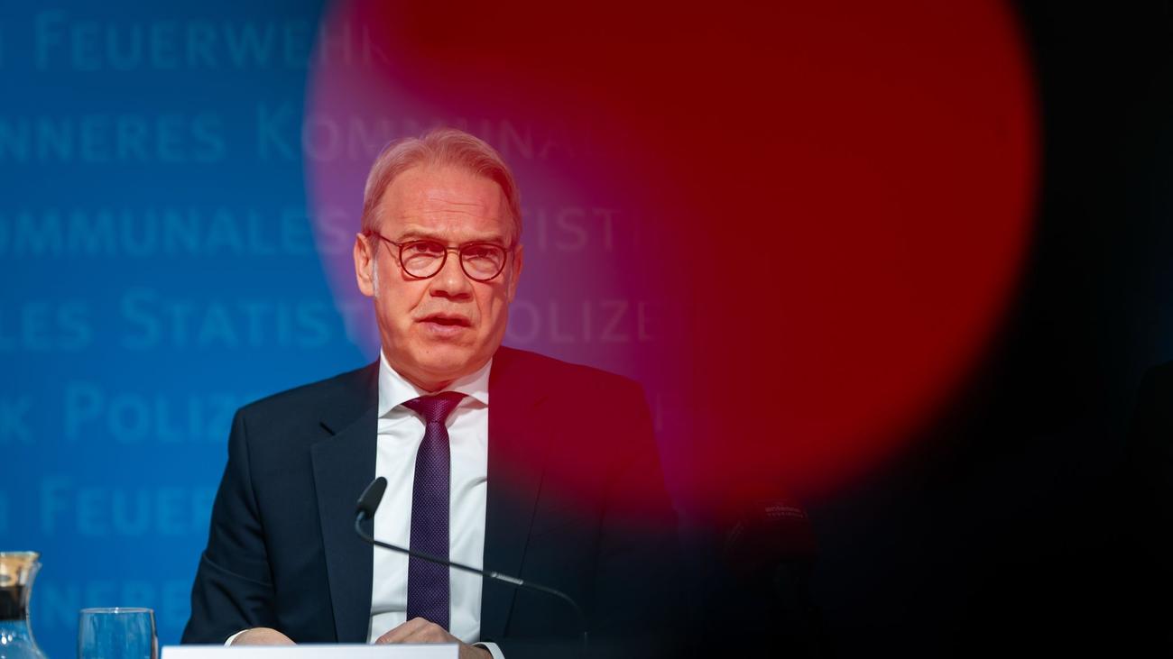 AfD yasağı, aşırı sağ, Thüringen, Georg Maier, Anayasa Koruma Dairesi, aşırı sağcı, Katharina König-Preuss, Dorothea Marx, siyasi yasak, siyasi partiler, Almanya, iç politika, aşırı sağ tehlike, demokratik devlet, insan hakları, parti yasağı prosedürü, Federal Anayasa Mahkemesi, Anayasal düzen, siyasi değerlendirme, güvenlik açığı, aşırı sağcı ağlar, siyasi aşırılık, siyasi mücadele
