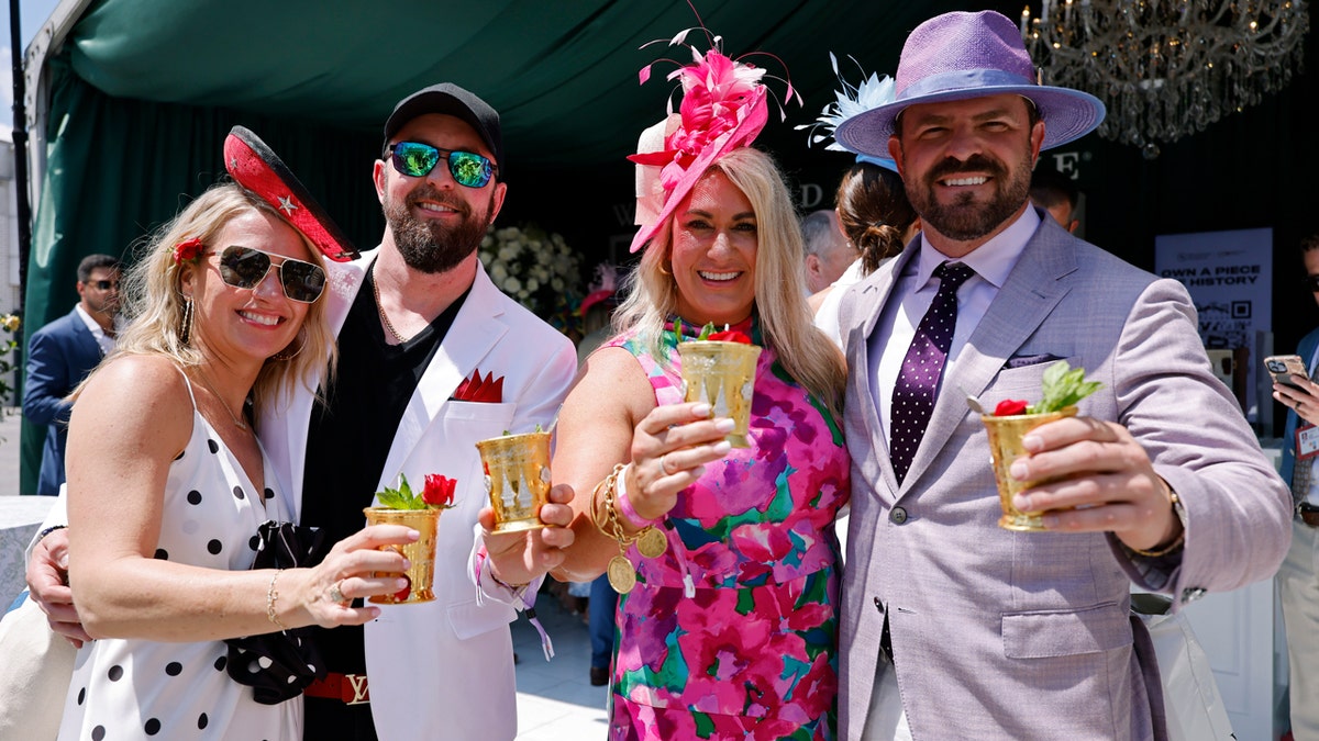 Kentucky Derby, nane julep, kokteyl tarifi, Paula Deen, Derek Brown, bourbon, nane, basit şurup, kokteyl yapımı, kokteyl hataları, Churchill Downs, kokteyl estetiği, alkolsüz kokteyl, kokteyl ipuçları, kokteyl malzemeleri
