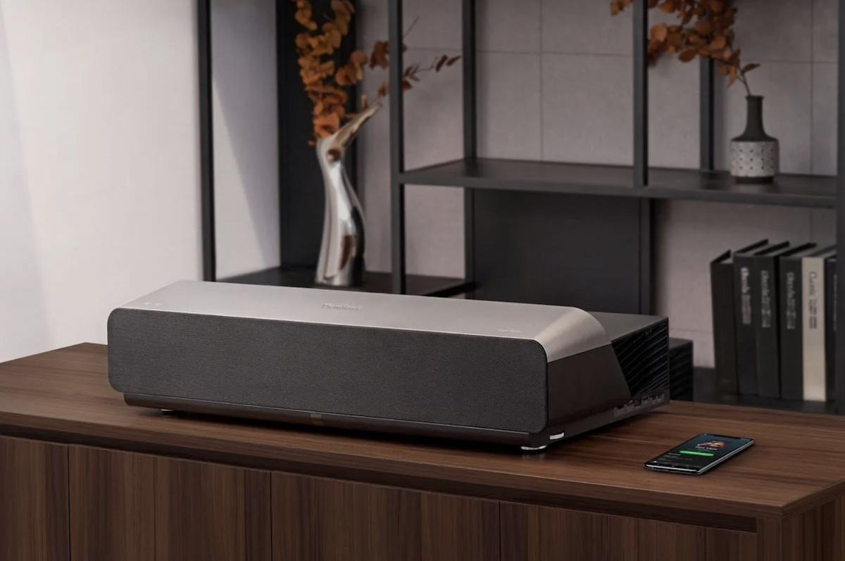 ViewSonic X1000-4K, projektör, ultra kısa odaklı projektör, 4K HDR projektör, Harman Kardon ses, WiFi projektör, Bluetooth projektör, Android projektör, French Days indirim, Son-Vidéo.com, sinema projektörü, oyun projektörü, Blu-ray 4K, akıllı telefon ekran yansıtma, uygun fiyatlı projektör, TV yerine projektör, yüksek teknoloji, alışveriş, indirim, fırsat
