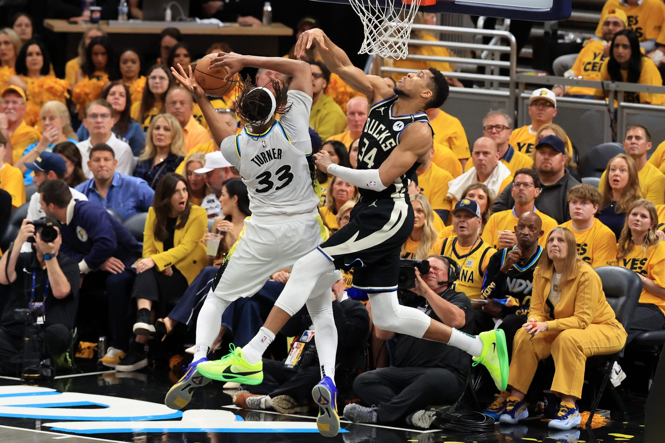 Tyrese Haliburton, John Haliburton, Giannis Antetokounmpo, Indiana Pacers, Milwaukee Bucks, NBA Playoffs, Basketbol, Kavga, Disrespect, Baba, Oyuncu, Sanksiyon, Kısıtlama, Mahkeme kenarı, Saha, İzleyici, Davranış, Özür, Eastern Conference, Cleveland Cavaliers
