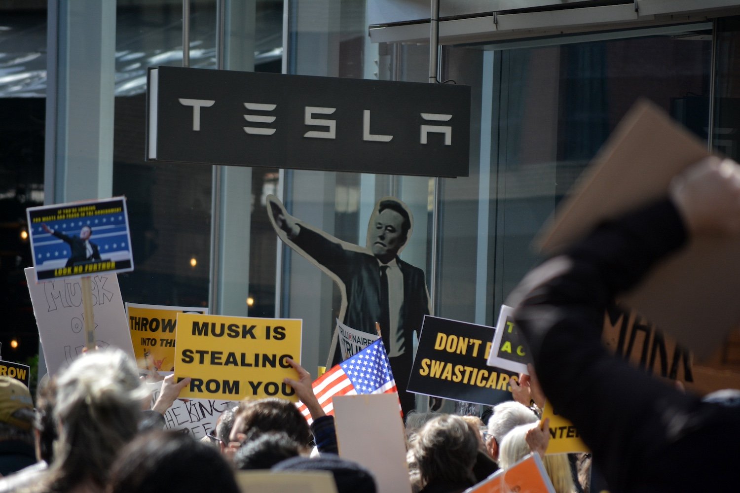 Tesla, Trump tarifeleri, otomobil endüstrisi, ABD otomobil üreticileri, Elon Musk, elektrikli araçlar, ithalat vergileri, ticaret savaşları, yerli üretim, ABD-Meksika-Kanada Anlaşması, otomobil parçaları, tedarik zinciri, Ford, GM, Jim Farley, Mary Barra, Tesla hisse senedi, Eric Budd, Bluesky, otomobil montaj hattı, Sam Fiorani, Auto Forecast Solutions, Model X, Model S, Çin, otomobil satışı, DOGE, Tesla itibarı, Trump yönetimi, otomobil tarifeleri etkisi, otomotiv sektörü, Amerika Birleşik Devletleri, ithalat ihracat, gümrük vergileri, ticaret politikası, uluslararası ticaret, otomobil fiyatları
