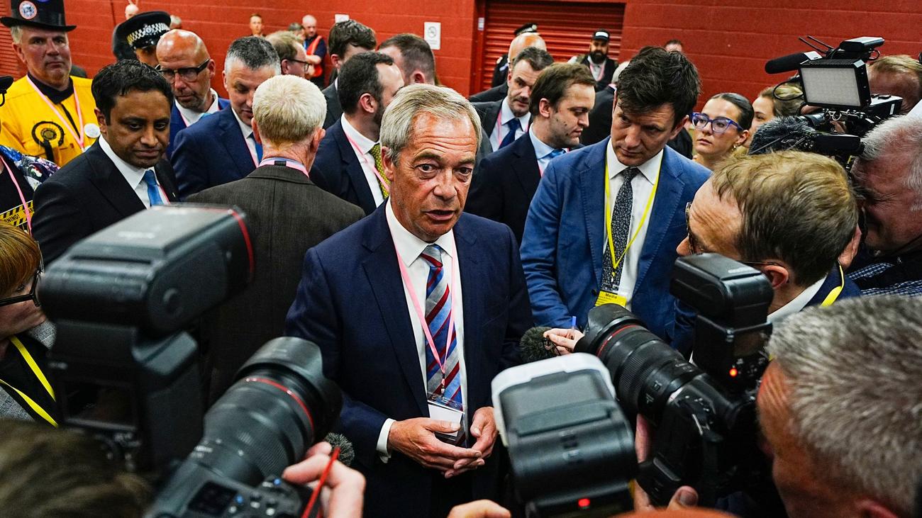Nigel Farage, Reform UK, Brexit, İngiltere seçimleri, Muhafazakarlar, İşçi Partisi, Keir Starmer, İngiliz siyaseti, sağ popülizm, Birleşik Krallık, İngiliz Parlamentosu, Kemi Badenoch, Sara Hobolt, Runcorn and Helsby, Greater Lincolnshire, seçim sonuçları, siyasi analiz
