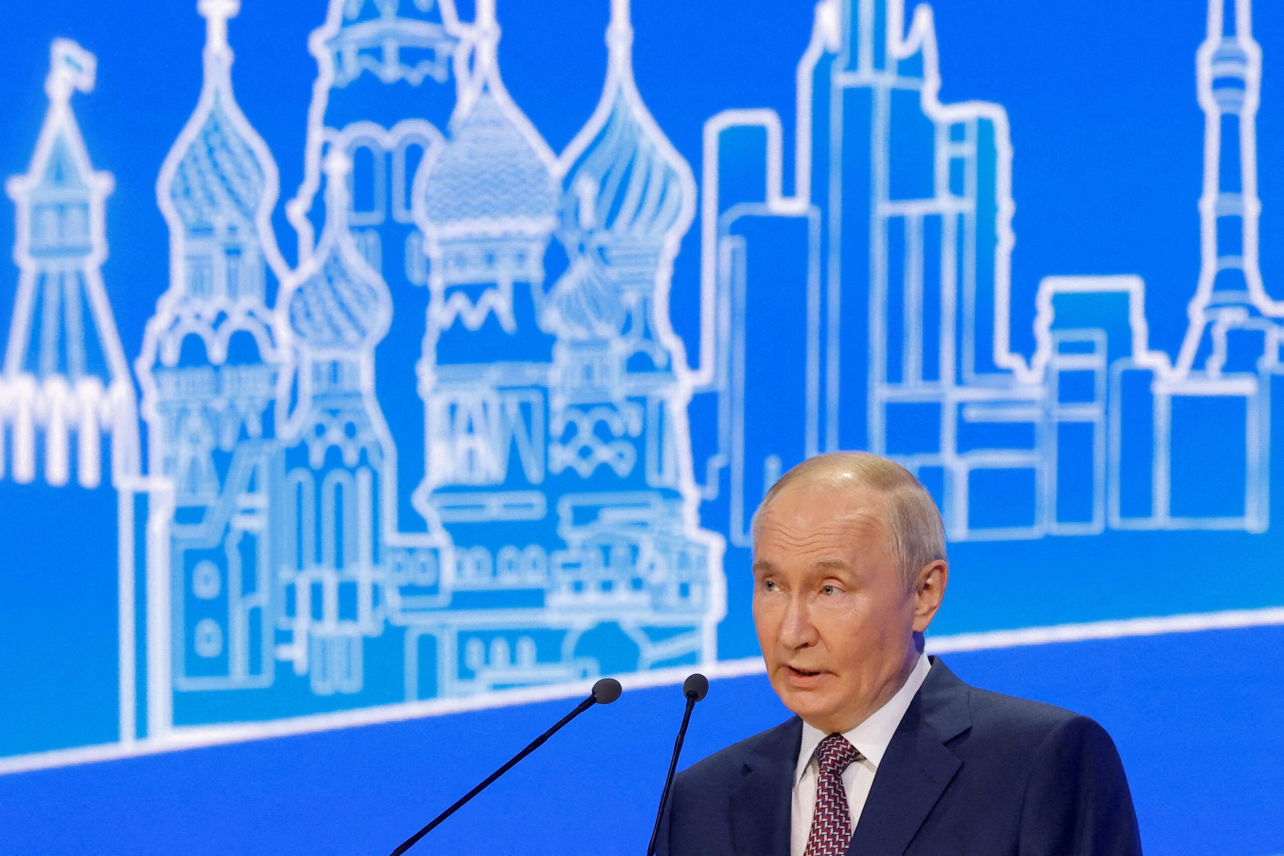 Vladimir Putin, Rusya, Ukrayna, savaş, nükleer silahlar, Donald Trump, Joe Biden, NATO, Kremlin, Soğuk Savaş, Avrupa, ordu, askeri operasyon, jeopolitik, uluslararası ilişkiler, Rus dış politikası, Ukrayna krizi, Rusya-Ukrayna savaşı, nükleer tehdit, Batı, ABD, Avrupa Birliği, enerji, ekonomi, diplomasi, politika, devlet televizyonu, belgesel, liderlik, tarih, Josef Stalin, Boris Yeltsin, KGB, muhalefet, destekçiler, kamuoyu, anketler, Kremlin muhabiri, Nord-Ost krizi, Chechen militanlar, rehineler, dua, Rus vatandaşları, Reuters, Guy Faulconbridge, Felix Light, Mark Heinrich, Rusya-Ukrayna ihtilafı, imperializm, toprak gaspı, Üçüncü Dünya Savaşı, CIA, William Burns, nükleer risk, iç politika, yolsuzluk, Sovyetler Birliği'nin dağılması, kutuplaşma
