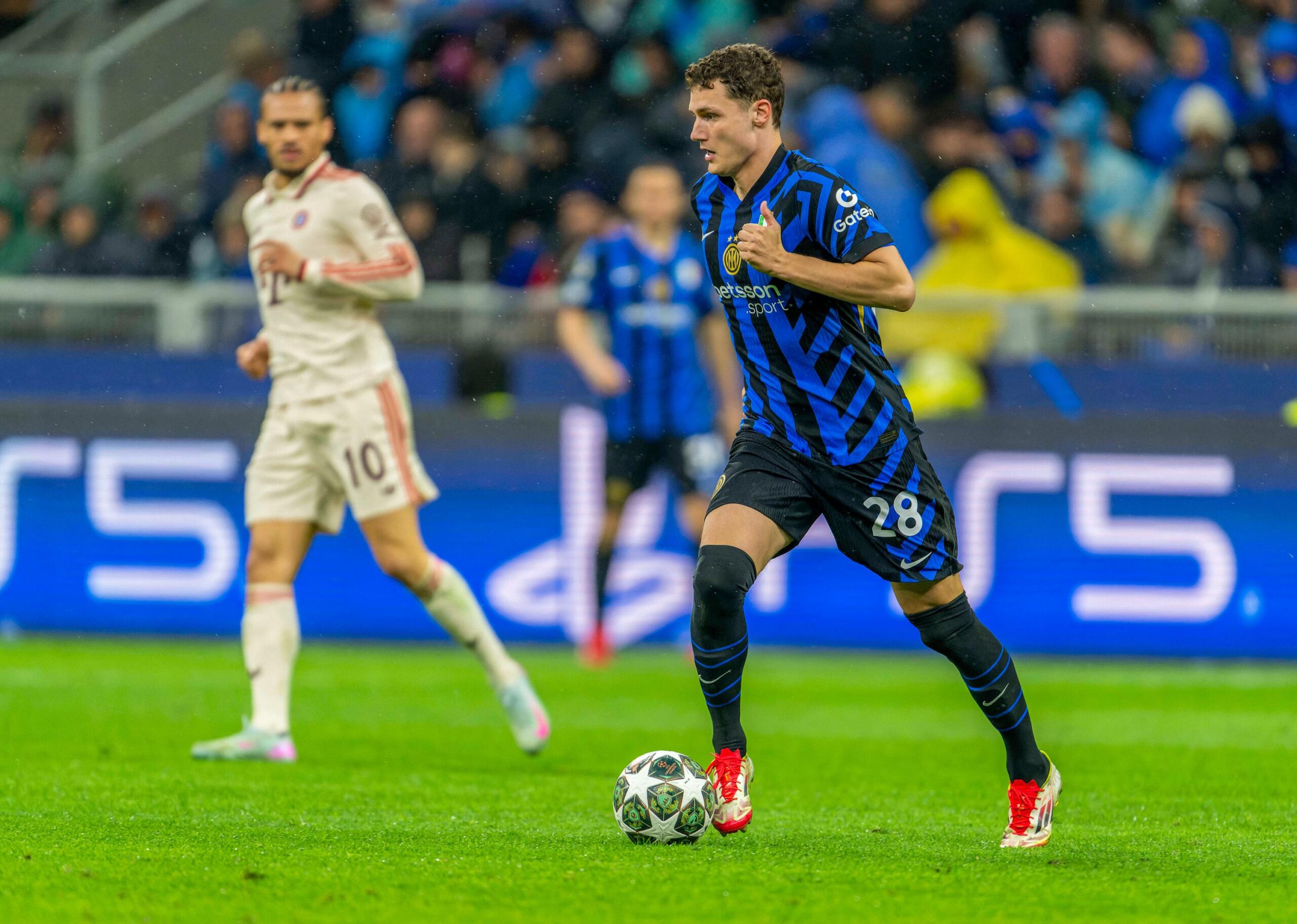 Benjamin Pavard, Inter Milan, Şampiyonlar Ligi, FC Barcelona, Sakatlık, Yarı Final, Giuseppe Meazza, Yann Bisseck, Simone Inzaghi, Serie A, AS Roma, Futbol, Haberler, Maç, Savunma, Alman, Fransız, Futbolcu, Sol ayak bileği sakatlığı, Antrenman, Kadro dışı
