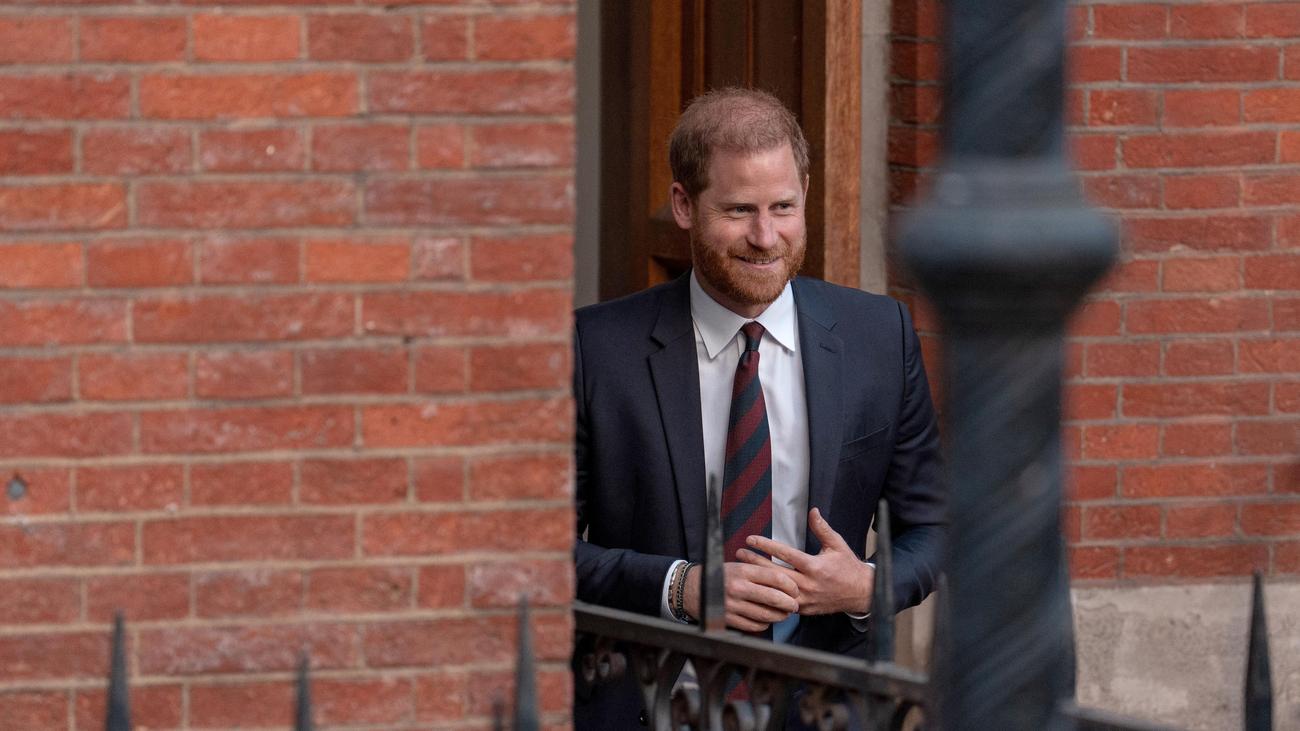 Prens Harry, İngiliz Kraliyet Ailesi, Kral Charles III, Meghan Markle, barışma, uzlaşma, BBC röportajı, kraliyet görevleri, İngiltere, Birleşik Krallık, Amerika Birleşik Devletleri, aile ilişkileri, kraliyet ailesi krizi, yaş, sağlık, güncel haberler
