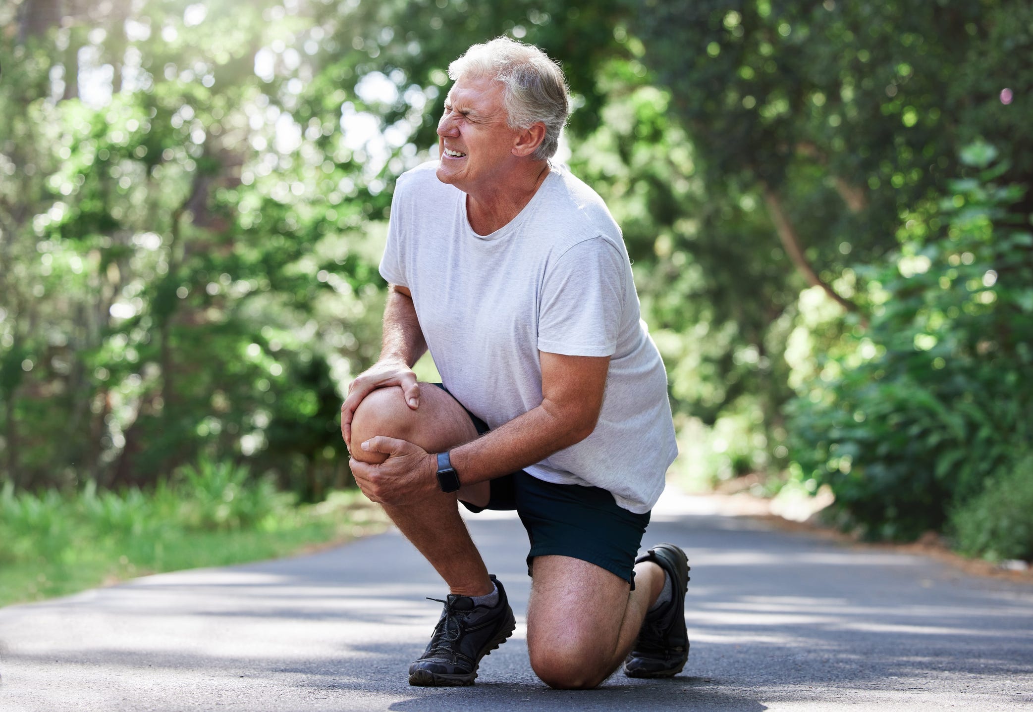 diz ağrısı, diz zayıflığı, diz yaralanması, diz güçlendirme, artrit, osteoartrit, romatoid artrit, kas güçlendirme, kuadriseps egzersizleri, hamstring egzersizleri, glute egzersizleri, adım yukarı egzersizi, vücut ağırlığı squat egzersizi, akciğer egzersizi, diz rehabilitasyonu, spor yaralanmaları, ACL yaralanması, diz sağlığı, egzersiz, sağlıklı beslenme, kilo kontrolü, hareketlilik, yaşlanma, kas kaybı

