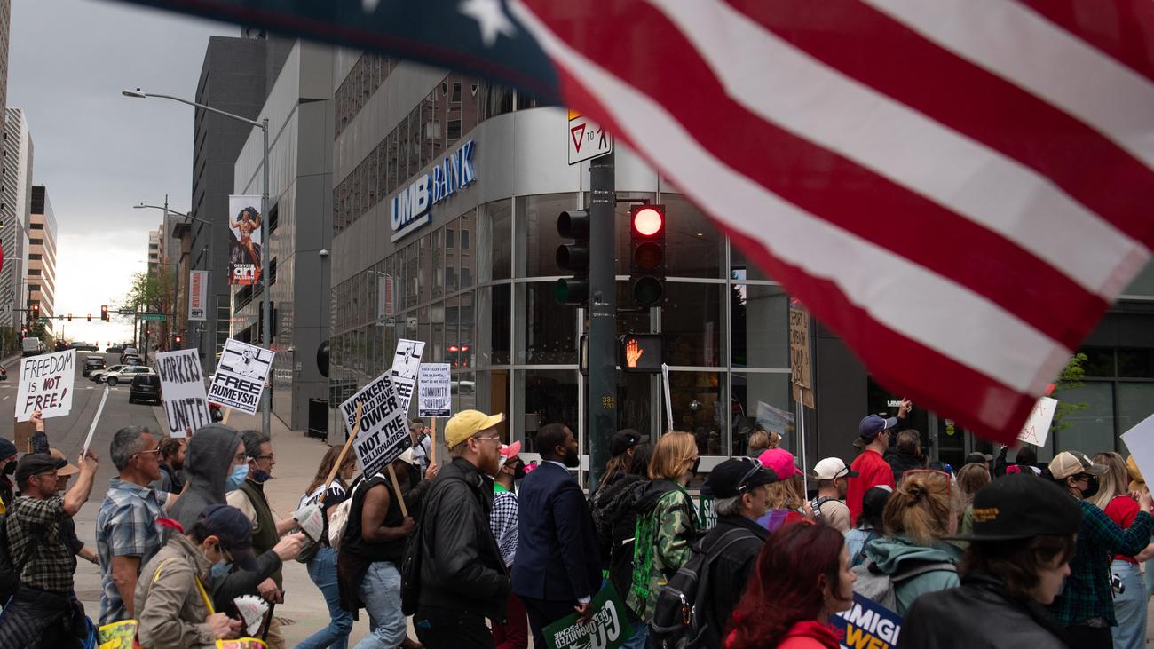 ABD, Donald Trump, Göç politikası, Protesto, Avukatlar, Öğretmenler, Bernie Sanders, Alexandria Ocasio-Cortez, Mike Waltz, Marco Rubio, Steve Witkoff, Birleşmiş Milletler, NPR, PBS, Kamu yayıncılığı, Ukrayna, JD Vance, İran, Petrol, Yaptırımlar, Venezuela, Çeteler, Sınır dışı, Alien Enemies Act, Fernando Rodriguez Jr.
