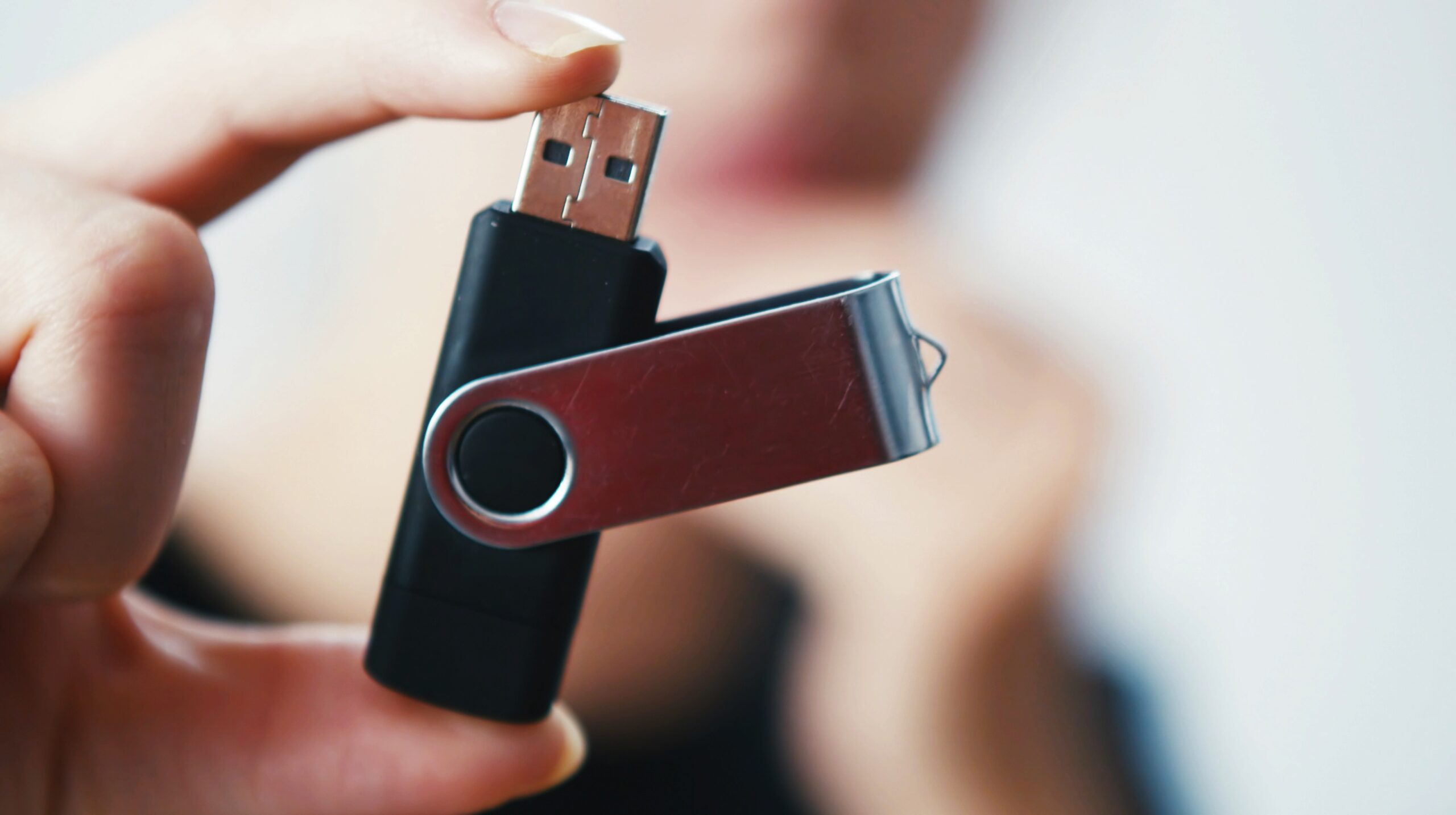 USB flash sürücü, USB bellek, veri depolama, SSD, SD kart, bulut depolama, veri transferi, depolama çözümleri, teknoloji, inceleme, karşılaştırma, USB-C, taşınabilir depolama, dosya transferi, depolama aygıtları, hafıza kartı, bulut hizmetleri, Florian Kastner

