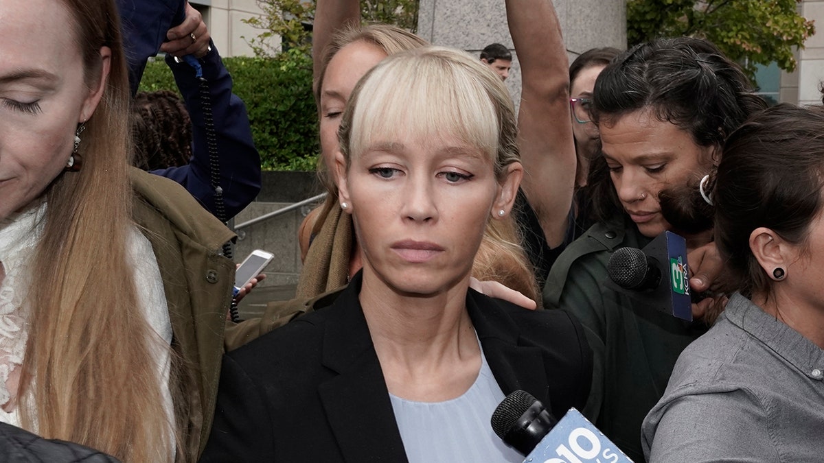 Sherri Papini, kaçırılma, sahte kaçırılma, belgesel, Sherri Papini: Yalanın İçinde Yakalandı, Keith Papini, çocuk velayeti, dolandırıcılık, posta dolandırıcılığı, yanlış ifade, ceza, hapis, tazminat, Shasta County Şerif Ofisi, Sosyal Güvenlik İdaresi, Kaliforniya Mağdur Tazminat Kurulu, FBI, James Reyes, DNA, Redding, true crime, gerçek suç, kayıp, 2016, 2022, kaçırılma oyunu, Kaliforniya annesi
