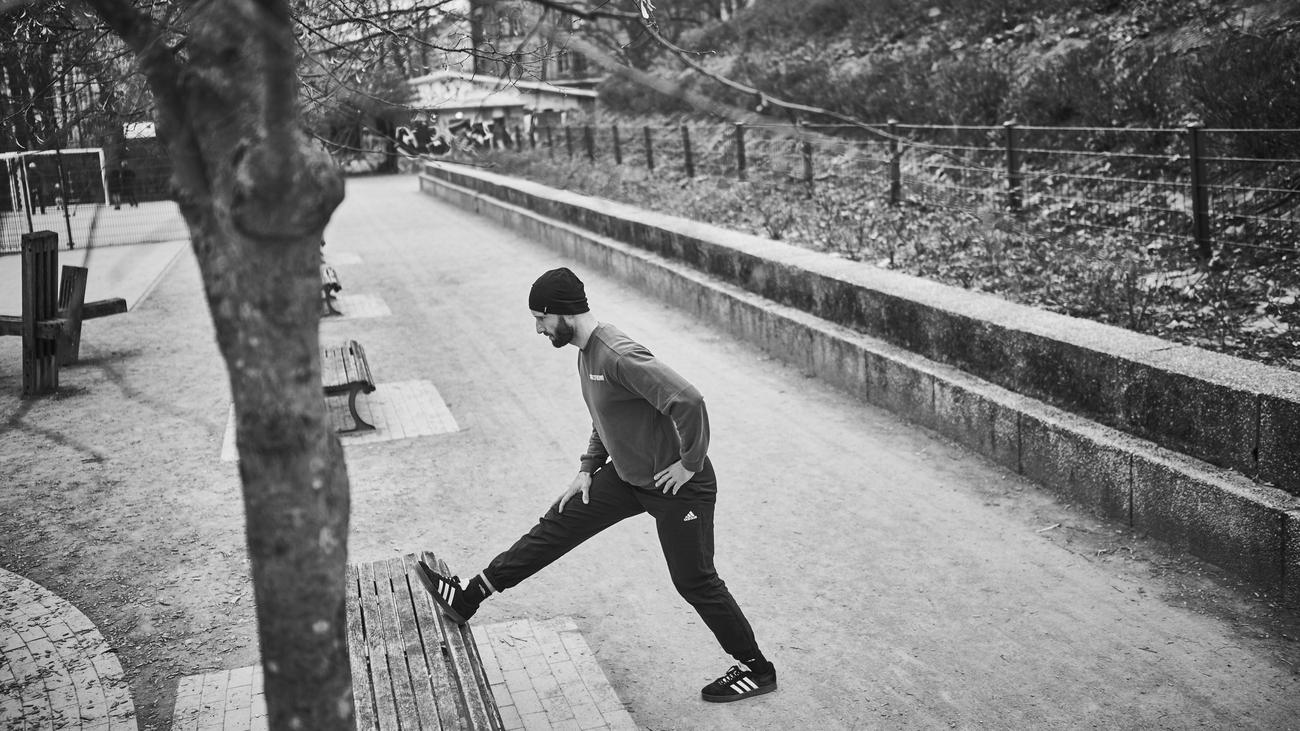 Fitness, Personal Trainer, Sebastian Grüner, ZEIT am Wochenende, Egzersiz, Park Bankı Egzersizi, Vücut Geliştirme, Sağlık, Güzellik, Berlin Fitness Koçu, Ayak Kaldırma Egzersizi, 18/2025 Sayısı, Açık Hava Egzersizi, Evde Egzersiz, Spor
