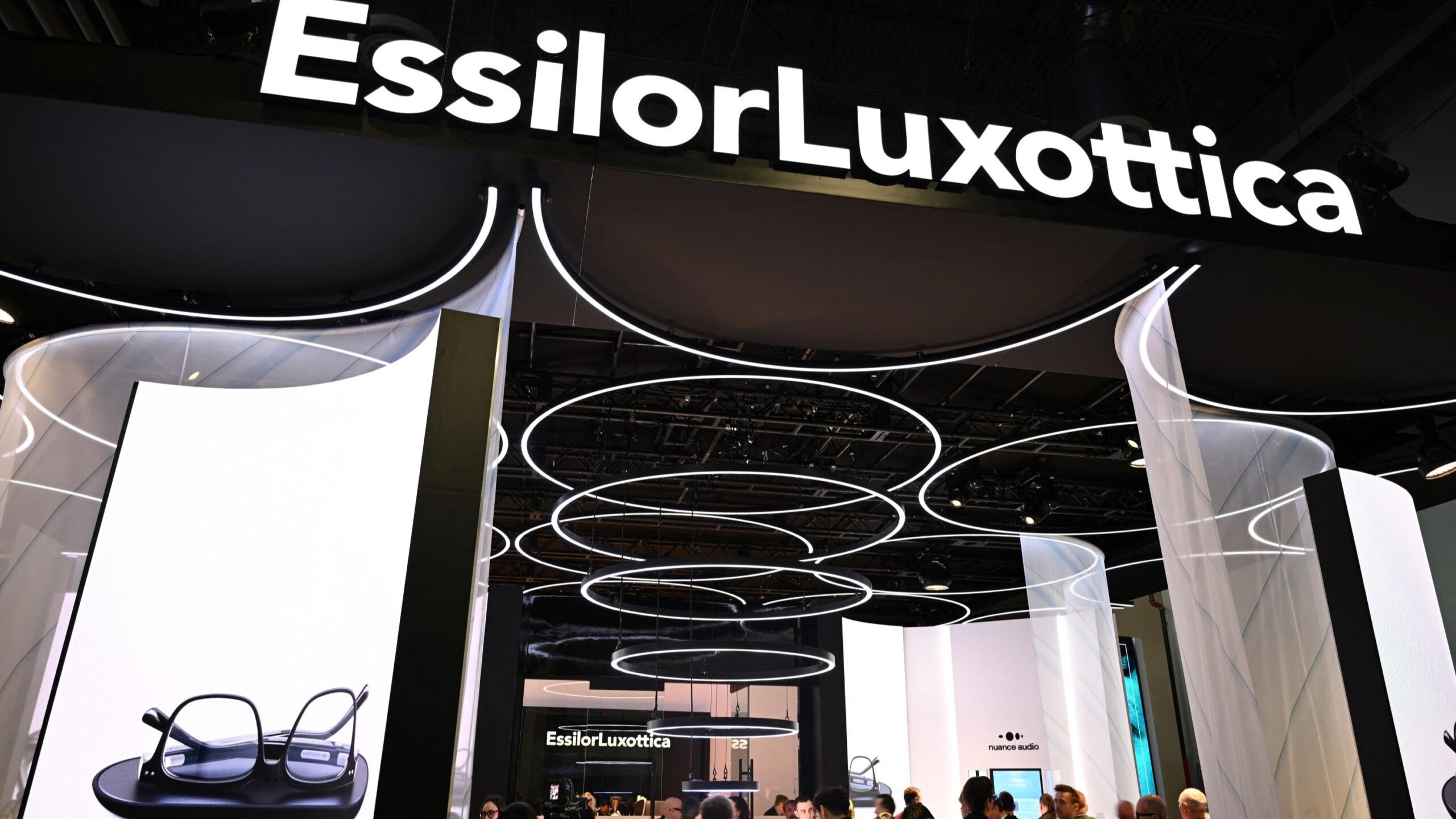 EssilorLuxottica, Donald Trump, ticaret savaşı, Amerika Birleşik Devletleri, gümrük vergileri, borsa, optik, gözlük, Oakley, üretim, fabrika, maliyet, ihracat, ithalat, Francesco Milleri, şirket performansı, ekonomik etki, küresel ticaret, ABD ekonomisi, Avrupa ekonomisi
