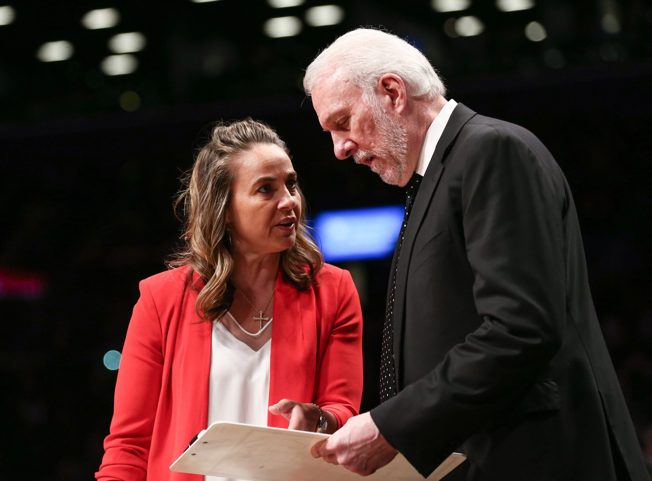 Gregg Popovich, San Antonio Spurs, NBA, basketbol, antrenör, şampiyonluk, Tim Duncan, Manu Ginobili, Tony Parker, Victor Wembanyama, koçluk kariyeri, emeklilik, Mitch Johnson, basketbol operasyonları, transferler, draft, uluslararası oyuncular, oyuncu gelişimi, coaching tree, Mike Budenholzer, Quin Snyder, Steve Kerr, Doc Rivers, insan hakları, sosyal adalet, şarap, yemek, Spurs CEO'su R.C. Buford
