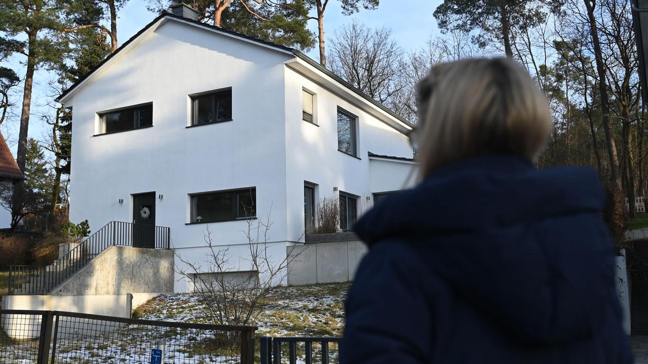 Rangsdorf, emlak anlaşmazlığı, gayrimenkul davası, Brandenburg Adalet Bakanı Benjamin Grimm, hukuki destek, maddi tazminat, mülkiyet hakkı, mahkeme kararı, devlet hatası, uzlaşma girişimi, arazi anlaşmazlığı, ev yıkımı, Berlin gazetesi röportajı
